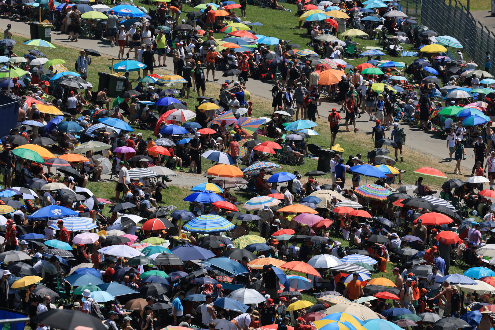 GP AUSTRIA, Circuit Atmosfera - fans trackside.
27.06.2026. Formula 1 World Championship, Rd 8, Austrian Grand Prix, Spielberg, Austria, Qualifiche Day.
- www.xpbimages.com, EMail: requests@xpbimages.com © Copyright: Moy / XPB Images