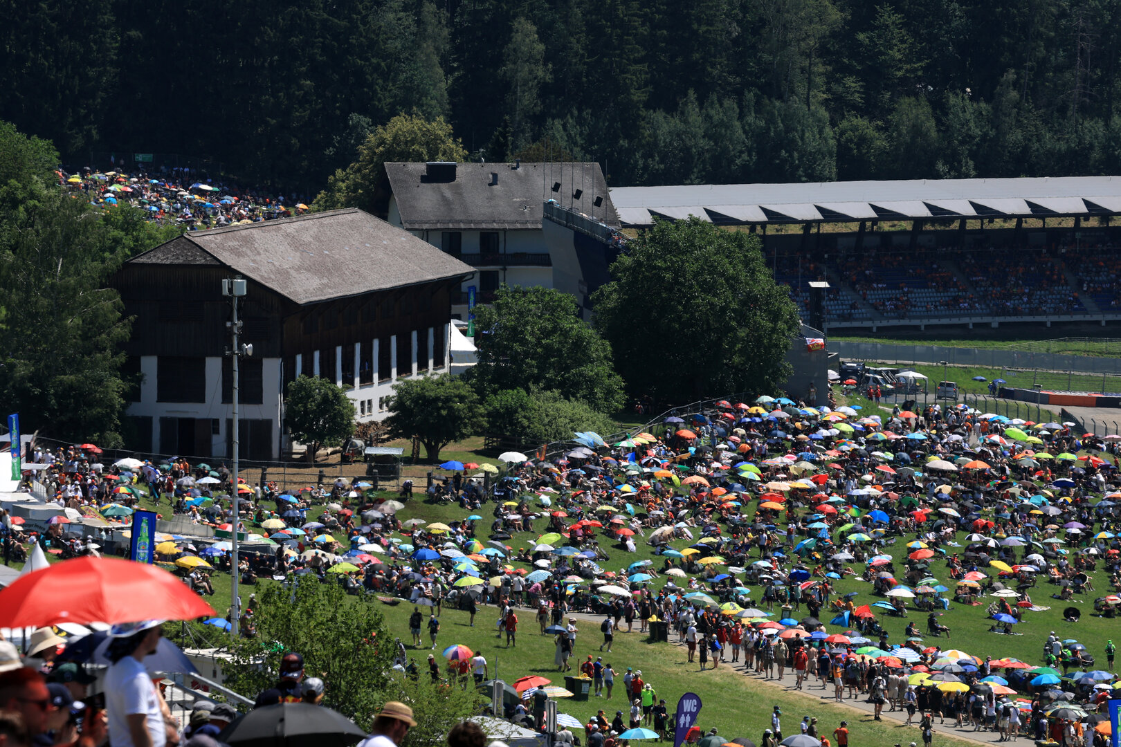 GP AUSTRIA, Circuit Atmosfera - fans trackside.
27.06.2026. Formula 1 World Championship, Rd 8, Austrian Grand Prix, Spielberg, Austria, Qualifiche Day.
- www.xpbimages.com, EMail: requests@xpbimages.com © Copyright: Moy / XPB Images