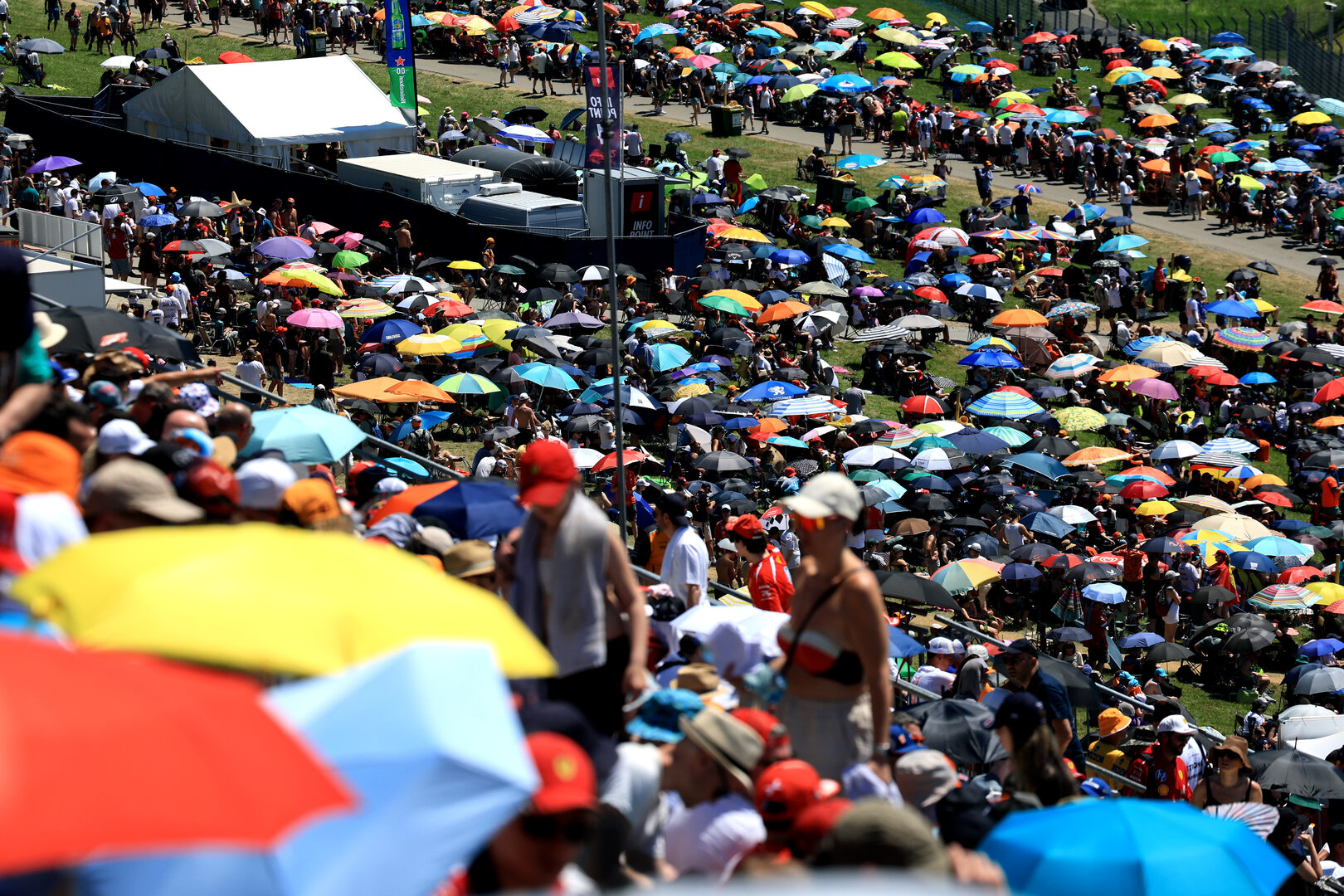 GP AUSTRIA, Circuit Atmosfera - fans trackside.
27.06.2026. Formula 1 World Championship, Rd 8, Austrian Grand Prix, Spielberg, Austria, Qualifiche Day.
- www.xpbimages.com, EMail: requests@xpbimages.com © Copyright: Moy / XPB Images