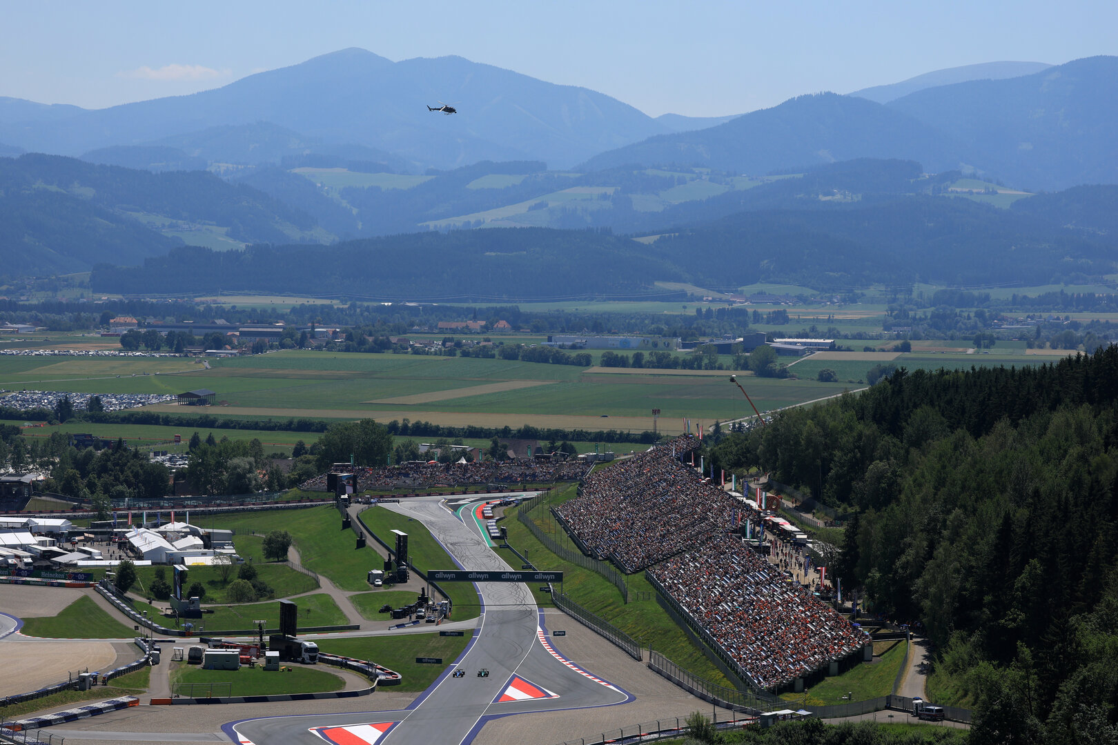 GP AUSTRIA, Carlos Sainz (ESP) Williams F1 Team FW48 e Lance Stroll (CDN) Aston Martin F1 Team AMR26.
27.06.2026. Formula 1 World Championship, Rd 8, Austrian Grand Prix, Spielberg, Austria, Qualifiche Day.
- www.xpbimages.com, EMail: requests@xpbimages.com © Copyright: Moy / XPB Images
