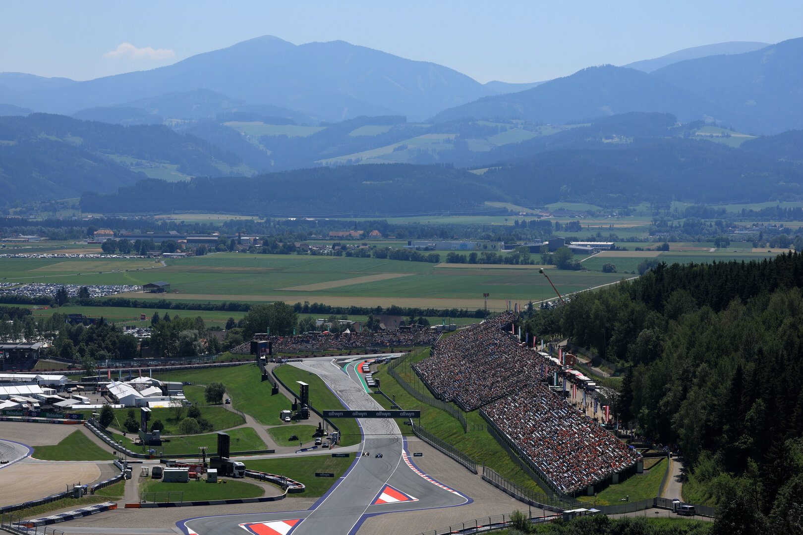 GP AUSTRIA, Arvid Lindblad (GBR) Racing Bulls Formula One Team VCARB 03 e Carlos Sainz (ESP) Williams F1 Team FW48.
27.06.2026. Formula 1 World Championship, Rd 8, Austrian Grand Prix, Spielberg, Austria, Qualifiche Day.
- www.xpbimages.com, EMail: requests@xpbimages.com © Copyright: Moy / XPB Images