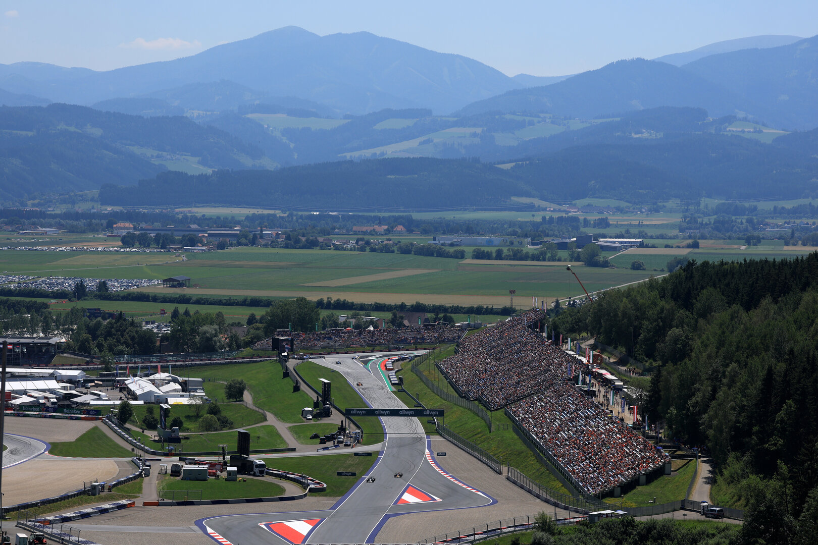 GP AUSTRIA, George Russell (GBR) Mercedes AMG Formula One Team W17 e Max Verstappen (NLD) Red Bull Racing RB22.
27.06.2026. Formula 1 World Championship, Rd 8, Austrian Grand Prix, Spielberg, Austria, Qualifiche Day.
- www.xpbimages.com, EMail: requests@xpbimages.com © Copyright: Moy / XPB Images