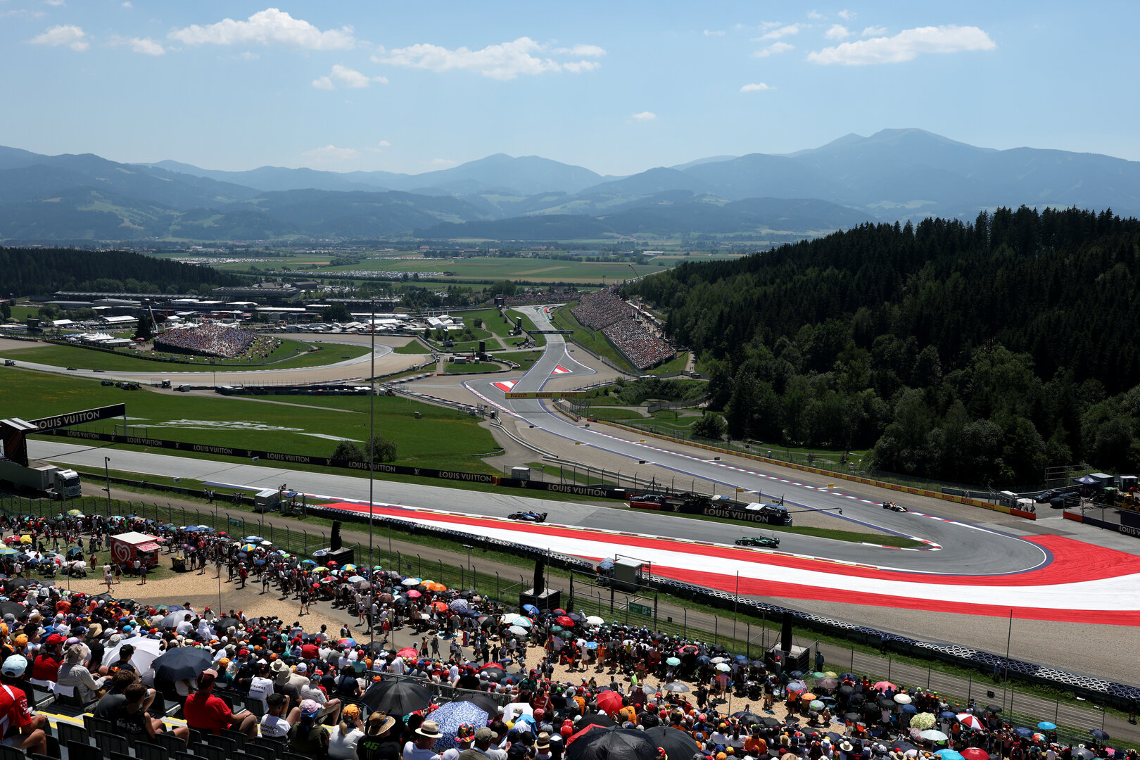 GP AUSTRIA, Alexander Albon (THA) Williams F1 Team FW48 e Lance Stroll (CDN) Aston Martin F1 Team AMR26.
27.06.2026. Formula 1 World Championship, Rd 8, Austrian Grand Prix, Spielberg, Austria, Qualifiche Day.
- www.xpbimages.com, EMail: requests@xpbimages.com © Copyright: Moy / XPB Images