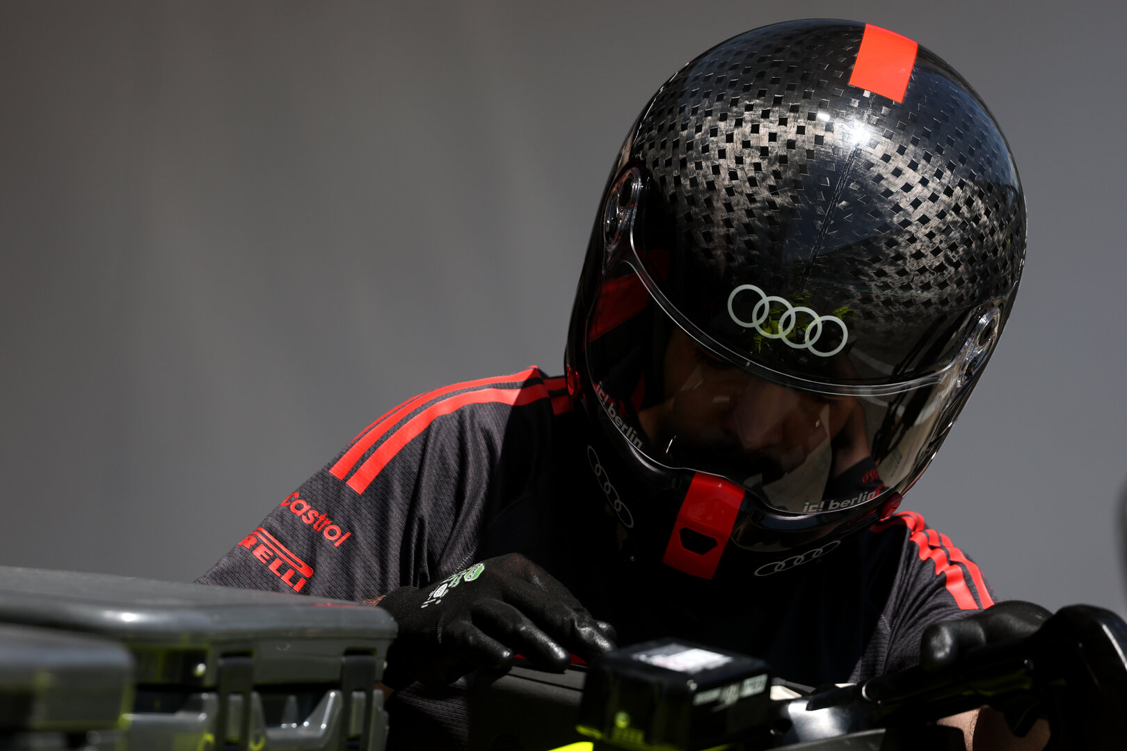 GP AUSTRIA, Audi F1 Team mechanic.
27.06.2026. Formula 1 World Championship, Rd 8, Austrian Grand Prix, Spielberg, Austria, Qualifiche Day.
- www.xpbimages.com, EMail: requests@xpbimages.com © Copyright: Charniaux / XPB Images