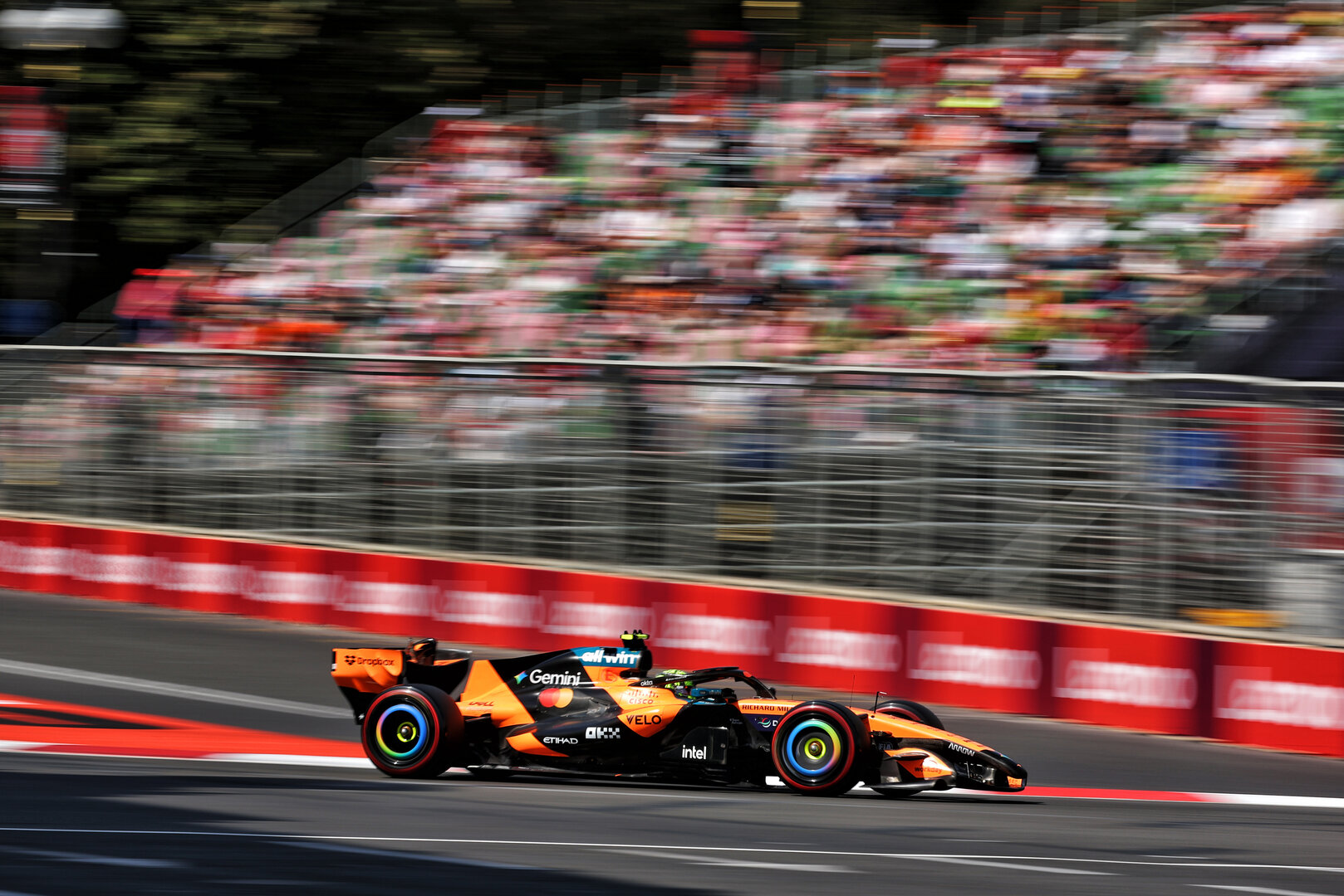 GP AZERBAIJAN, Lando Norris (GBR) McLaren F1 Team MCL40.
25.09.2026. Formula One World Championship, Rd 15, Azerbaijan Grand Prix, Baku, Azerbaijan, Qualifiche Day.
- www.xpbimages.com, EMail: requests@xpbimages.com © Copyright: Bearne / XPB Images