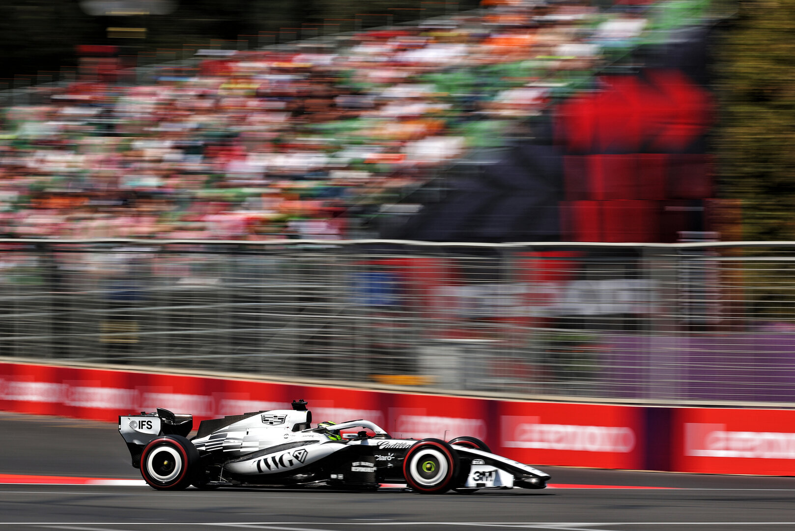 GP AZERBAIJAN, Sergio Perez (MEX) Cadillac Formula 1 Team MAC-26.
25.09.2026. Formula One World Championship, Rd 15, Azerbaijan Grand Prix, Baku, Azerbaijan, Qualifiche Day.
- www.xpbimages.com, EMail: requests@xpbimages.com © Copyright: Bearne / XPB Images