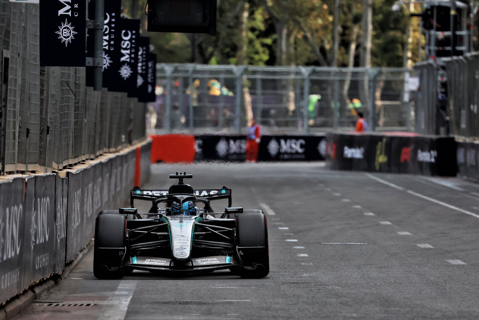GP AZERBAIJAN, George Russell (GBR) Mercedes AMG Formula One Team W17.
25.09.2026. Formula One World Championship, Rd 15, Azerbaijan Grand Prix, Baku, Azerbaijan, Qualifiche Day.
 - www.xpbimages.com, EMail: requests@xpbimages.com © Copyright:  Rew / XPB Images