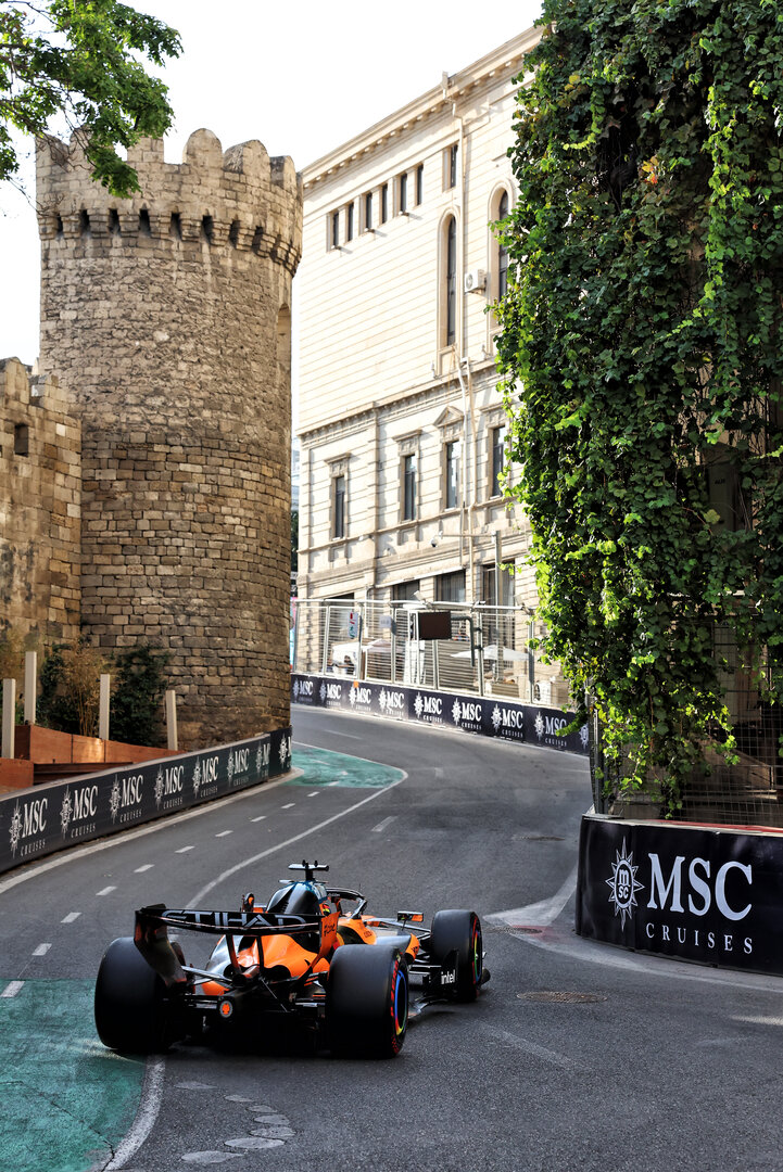 GP AZERBAIJAN, Oscar Piastri (AUS) McLaren F1 Team MCL40.
25.09.2026. Formula One World Championship, Rd 15, Azerbaijan Grand Prix, Baku, Azerbaijan, Qualifiche Day.
 - www.xpbimages.com, EMail: requests@xpbimages.com © Copyright:  Rew / XPB Images