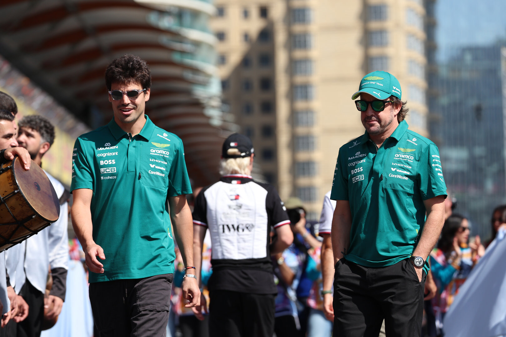 GP AZERBAIJAN, (L to R): Lance Stroll (CDN) Aston Martin F1 Team e Fernando Alonso (ESP) Aston Martin F1 Team on the drivers' parade.
26.09.2026. Formula One World Championship, Rd 15, Azerbaijan Grand Prix, Baku, Azerbaijan, Gara Day.
 - www.xpbimages.com, EMail: requests@xpbimages.com © Copyright:  Rew / XPB Images