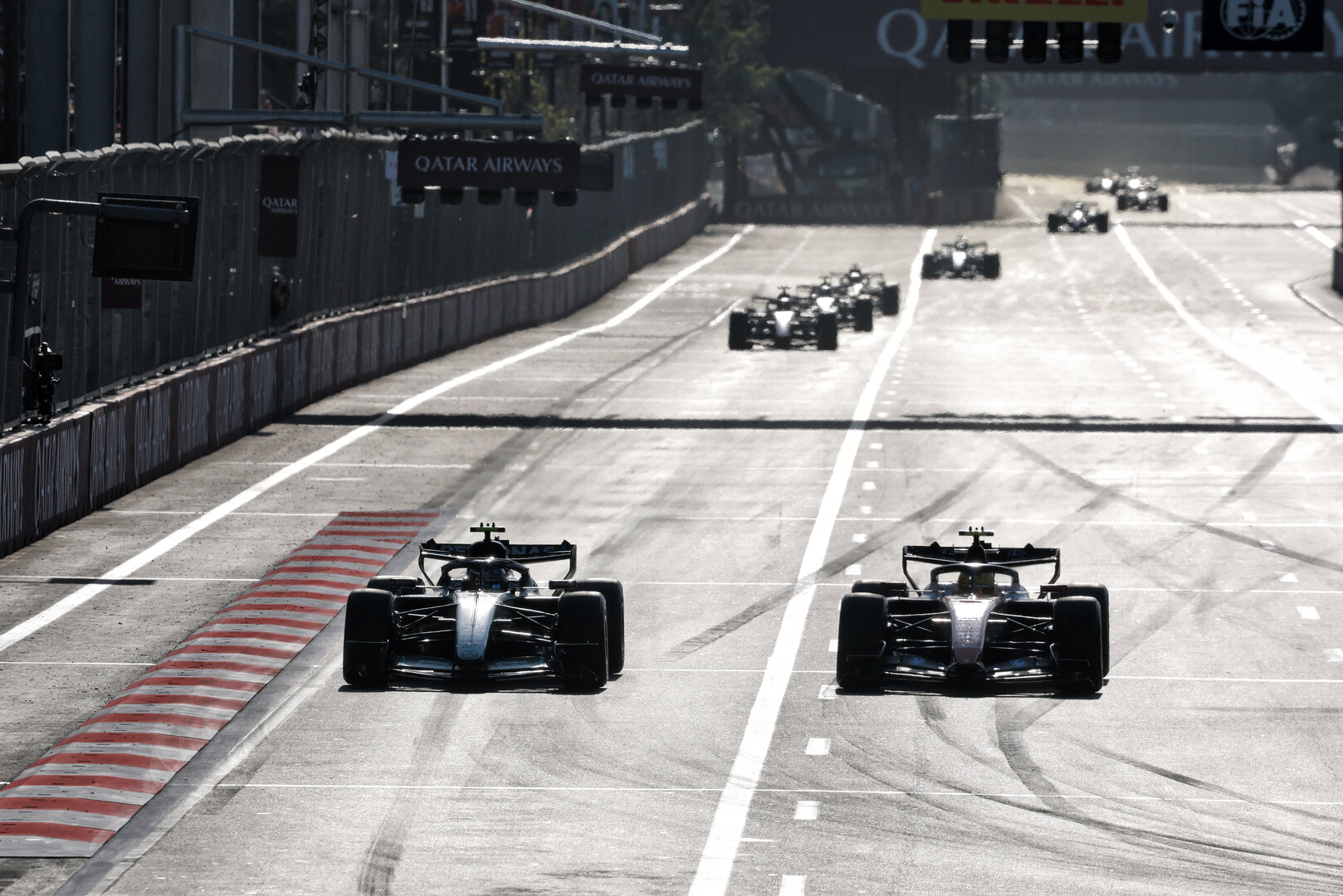 GP AZERBAIJAN, Andrea Kimi Antonelli (ITA) Mercedes AMG Formula One Team W17 e Lewis Hamilton (GBR) Ferrari SF-26 battle for position.
26.09.2026. Formula One World Championship, Rd 15, Azerbaijan Grand Prix, Baku, Azerbaijan, Gara Day.
- www.xpbimages.com, EMail: requests@xpbimages.com © Copyright: Charniaux / XPB Images