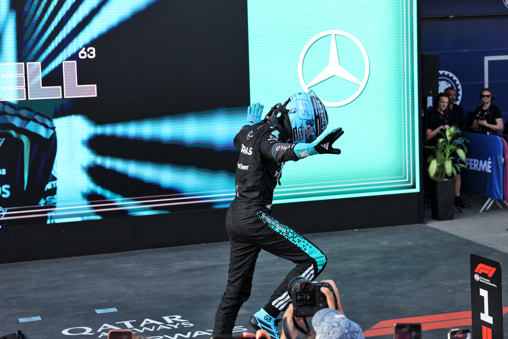 GP AZERBAIJAN, Gara winner George Russell (GBR) Mercedes AMG Formula One Team W17 celebrates in parc ferme.
26.09.2026. Formula One World Championship, Rd 15, Azerbaijan Grand Prix, Baku, Azerbaijan, Gara Day.
- www.xpbimages.com, EMail: requests@xpbimages.com © Copyright: Bearne / XPB Images