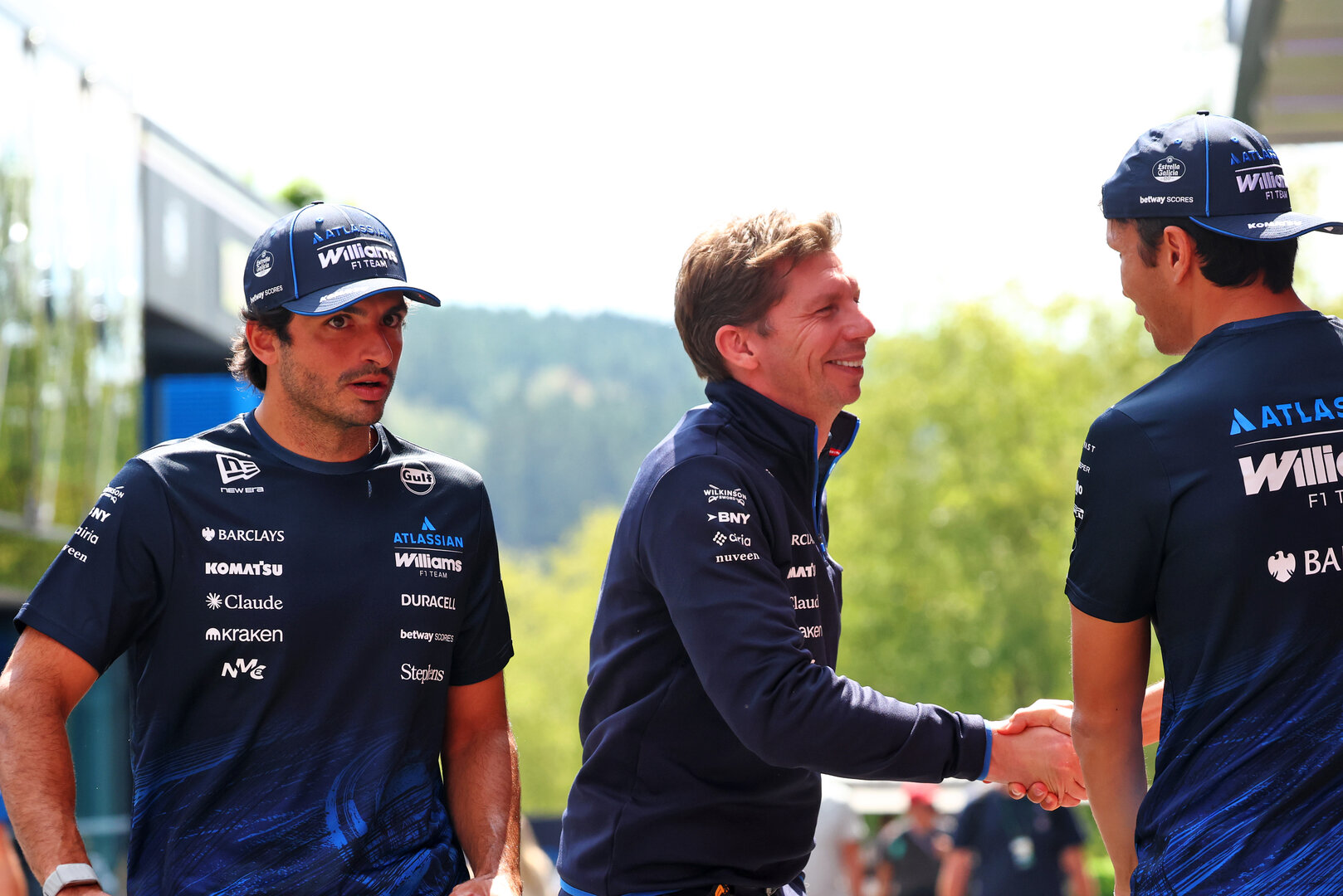 GP BELGIO, (L to R): Carlos Sainz (ESP) Williams F1 Team with James Vowles (GBR) Williams F1 Team, Team Principal e Alexander Albon (THA) Williams F1 Team.
16.07.2026. Formula 1 World Championship, Rd 10, Belgian Grand Prix, Spa Francorchamps, Belgium, Preparation Day.
- www.xpbimages.com, EMail: requests@xpbimages.com © Copyright: Bearne / XPB Images