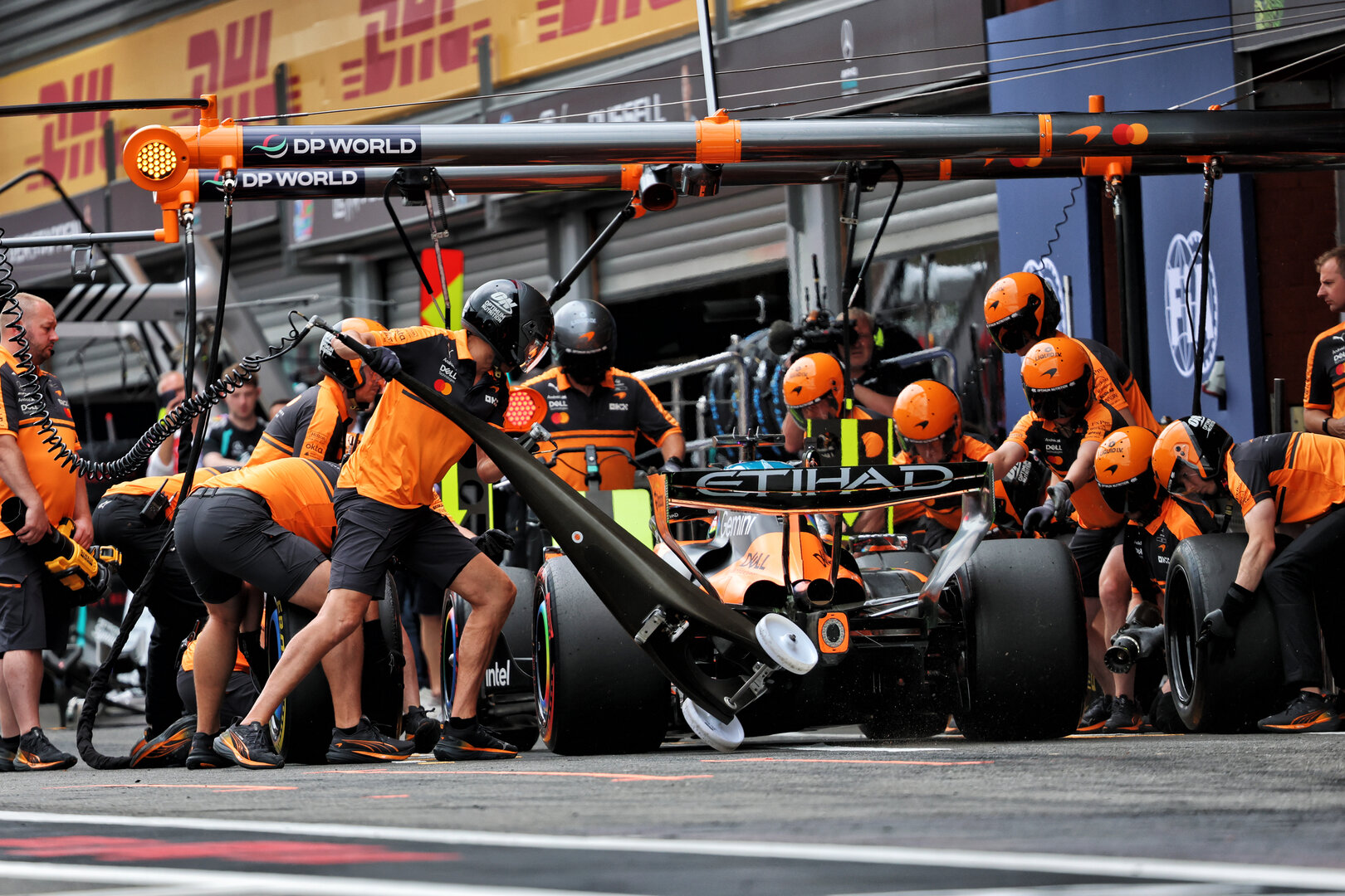 GP BELGIO, Oscar Piastri (AUS) McLaren F1 Team MCL40 practices a pit stop.
17.07.2026. Formula 1 World Championship, Rd 10, Belgian Grand Prix, Spa Francorchamps, Belgium, Practice Day.
- www.xpbimages.com, EMail: requests@xpbimages.com © Copyright: Batchelor / XPB Images