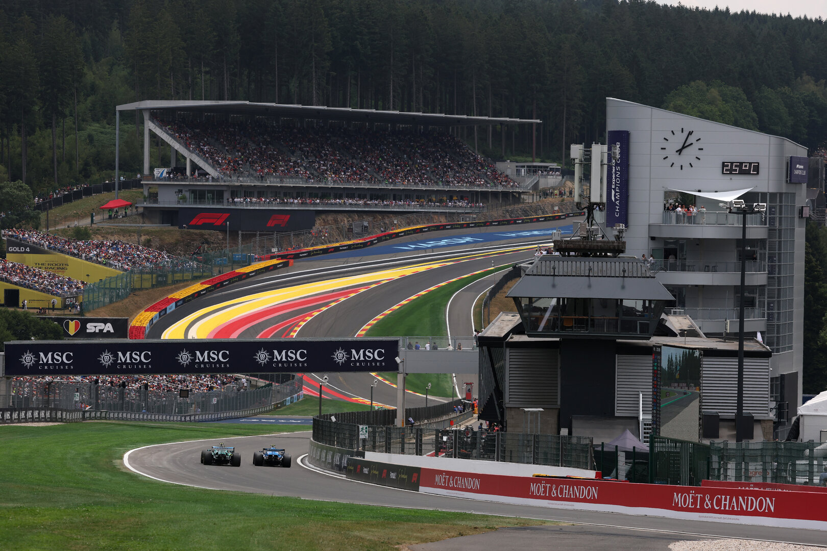GP BELGIO, Jak Crawford (USA) Aston Martin F1 Team AMR26 Reserve Driver e Carlos Sainz (ESP) Williams F1 Team FW48.
17.07.2026. Formula 1 World Championship, Rd 10, Belgian Grand Prix, Spa Francorchamps, Belgium, Practice Day.
- www.xpbimages.com, EMail: requests@xpbimages.com © Copyright: Charniaux / XPB Images