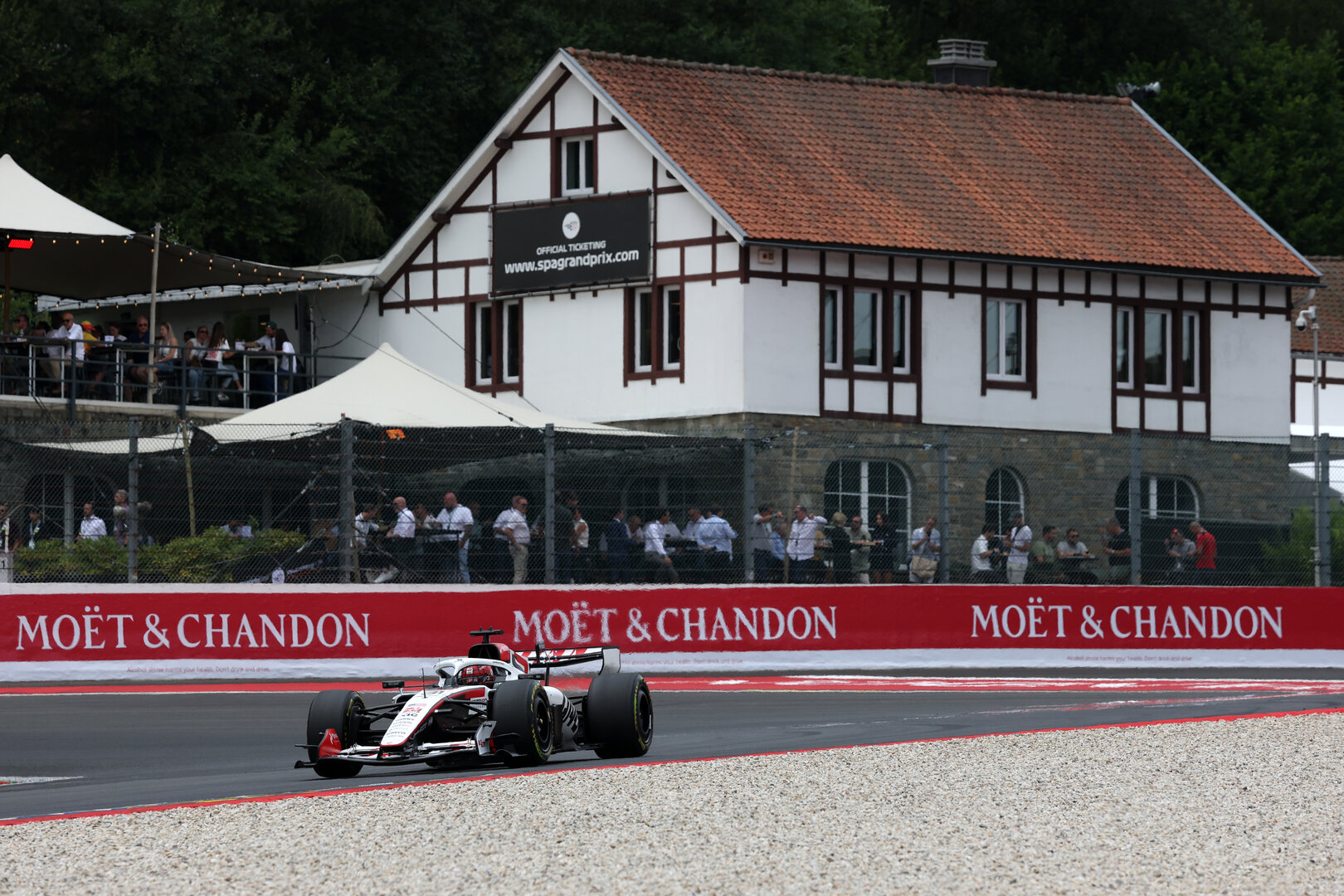 GP BELGIO, Esteban Ocon (FRA) Haas F1 Team VF-26.
17.07.2026. Formula 1 World Championship, Rd 10, Belgian Grand Prix, Spa Francorchamps, Belgium, Practice Day.
- www.xpbimages.com, EMail: requests@xpbimages.com © Copyright: Charniaux / XPB Images