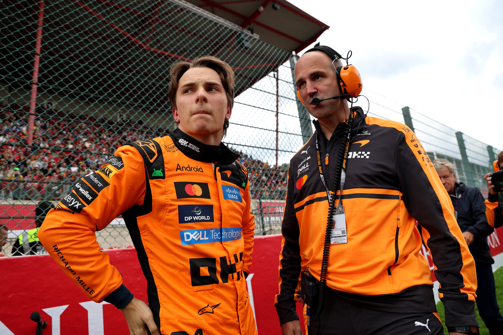 GP BELGIO, (L to R): Oscar Piastri (AUS) McLaren F1 Team with Tom Stallard (GBR) McLaren F1 Team Gara Engineer on the grid.
19.07.2026. Formula 1 World Championship, Rd 10, Belgian Grand Prix, Spa Francorchamps, Belgium, Gara Day.
- www.xpbimages.com, EMail: requests@xpbimages.com © Copyright: Batchelor / XPB Images