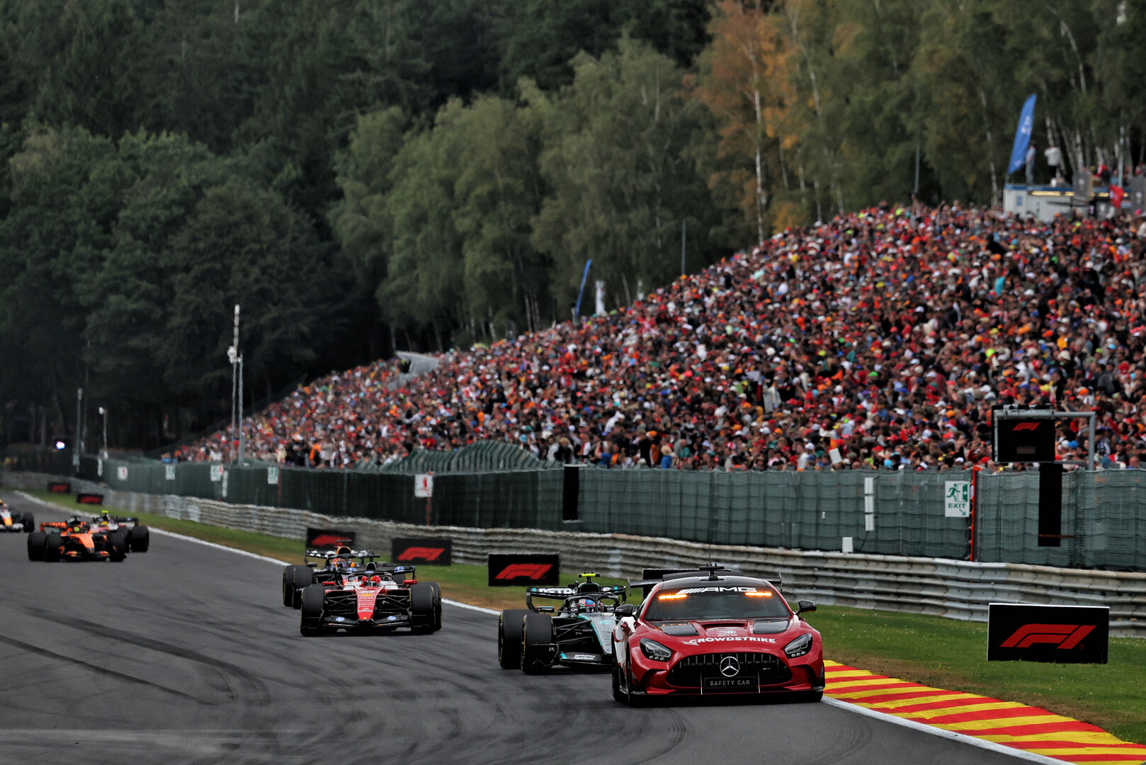 GP BELGIO, Andrea Kimi Antonelli (ITA) Mercedes AMG Formula One Team W17 davanti a behind the Mercedes FIA Safety Car.
19.07.2026. Formula 1 World Championship, Rd 10, Belgian Grand Prix, Spa Francorchamps, Belgium, Gara Day.
 - www.xpbimages.com, EMail: requests@xpbimages.com © Copyright: Patching / XPB Images