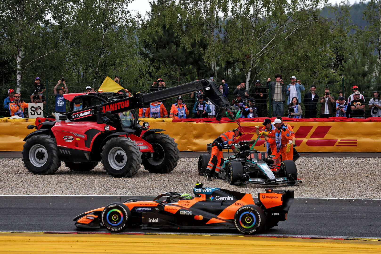 GP BELGIO, Lando Norris (GBR) McLaren F1 Team MCL40 passes the Mercedes AMG Formula One Team W17 of George Russell (GBR), who retired from the race.
19.07.2026. Formula 1 World Championship, Rd 10, Belgian Grand Prix, Spa Francorchamps, Belgium, Gara Day.
- www.xpbimages.com, EMail: requests@xpbimages.com © Copyright: Patching / XPB Images
