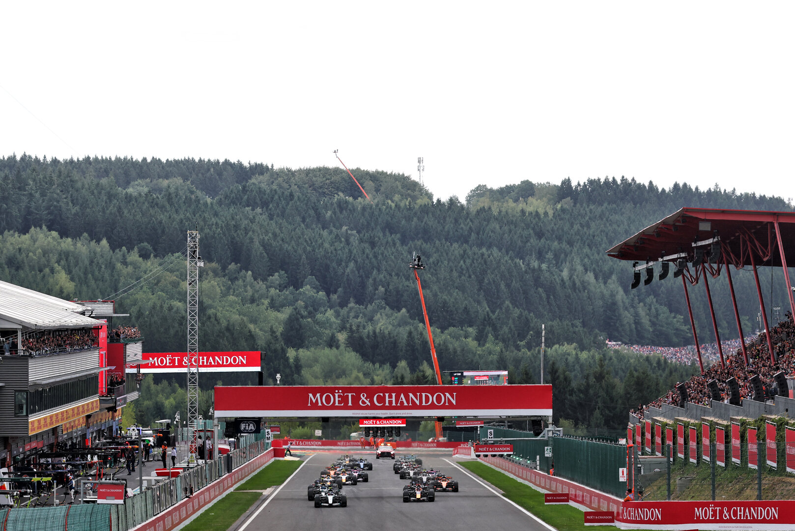 GP BELGIO, Andrea Kimi Antonelli (ITA) Mercedes AMG Formula One Team W17 davanti a at the partenza of the race.
19.07.2026. Formula 1 World Championship, Rd 10, Belgian Grand Prix, Spa Francorchamps, Belgium, Gara Day.
- www.xpbimages.com, EMail: requests@xpbimages.com © Copyright: Bearne / XPB Images