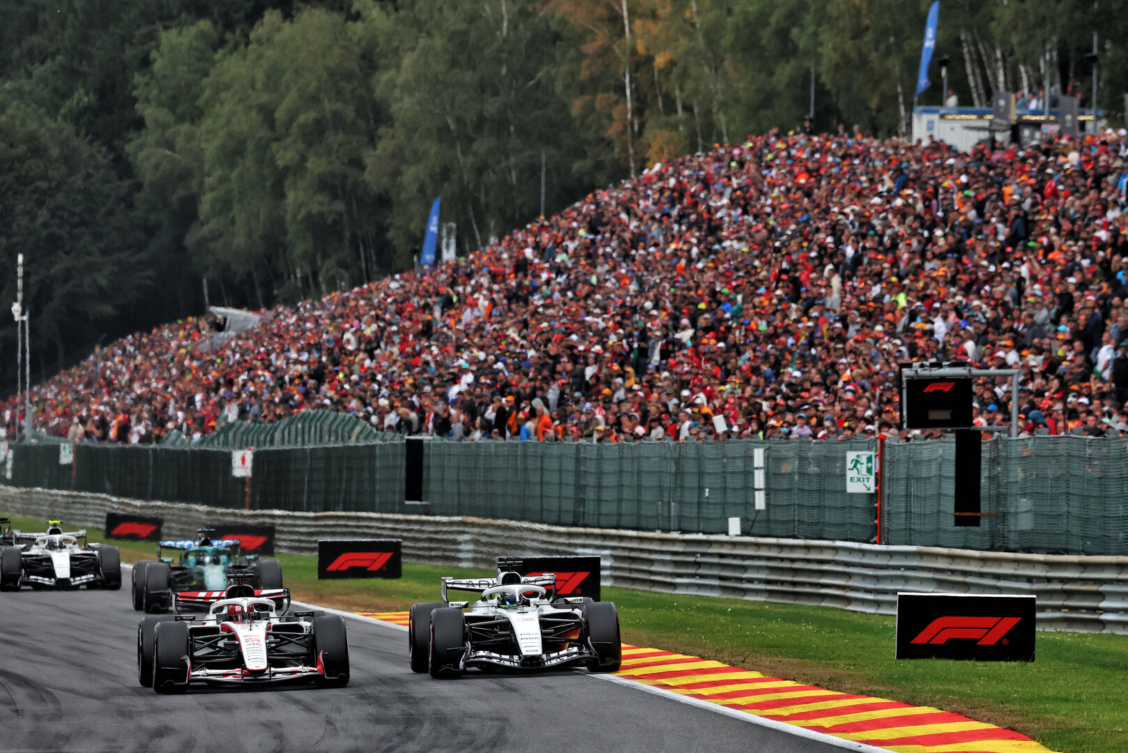 GP BELGIO, Esteban Ocon (FRA) Haas F1 Team VF-26 e Sergio Perez (MEX) Cadillac Formula 1 Team MAC-26 battle for position.
19.07.2026. Formula 1 World Championship, Rd 10, Belgian Grand Prix, Spa Francorchamps, Belgium, Gara Day.
 - www.xpbimages.com, EMail: requests@xpbimages.com © Copyright: Patching / XPB Images