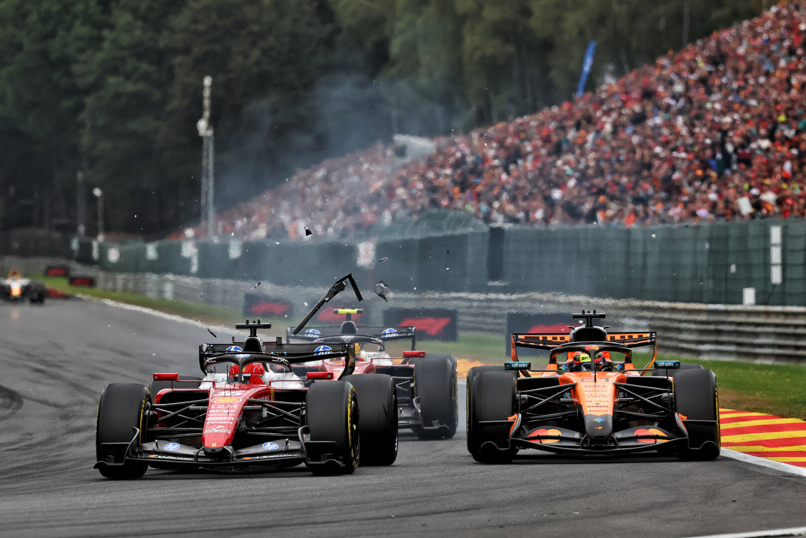 GP BELGIO, Charles Leclerc (MON) Ferrari SF-26 e Oscar Piastri (AUS) McLaren F1 Team MCL40 make contact.
19.07.2026. Formula 1 World Championship, Rd 10, Belgian Grand Prix, Spa Francorchamps, Belgium, Gara Day.
 - www.xpbimages.com, EMail: requests@xpbimages.com © Copyright: Patching / XPB Images