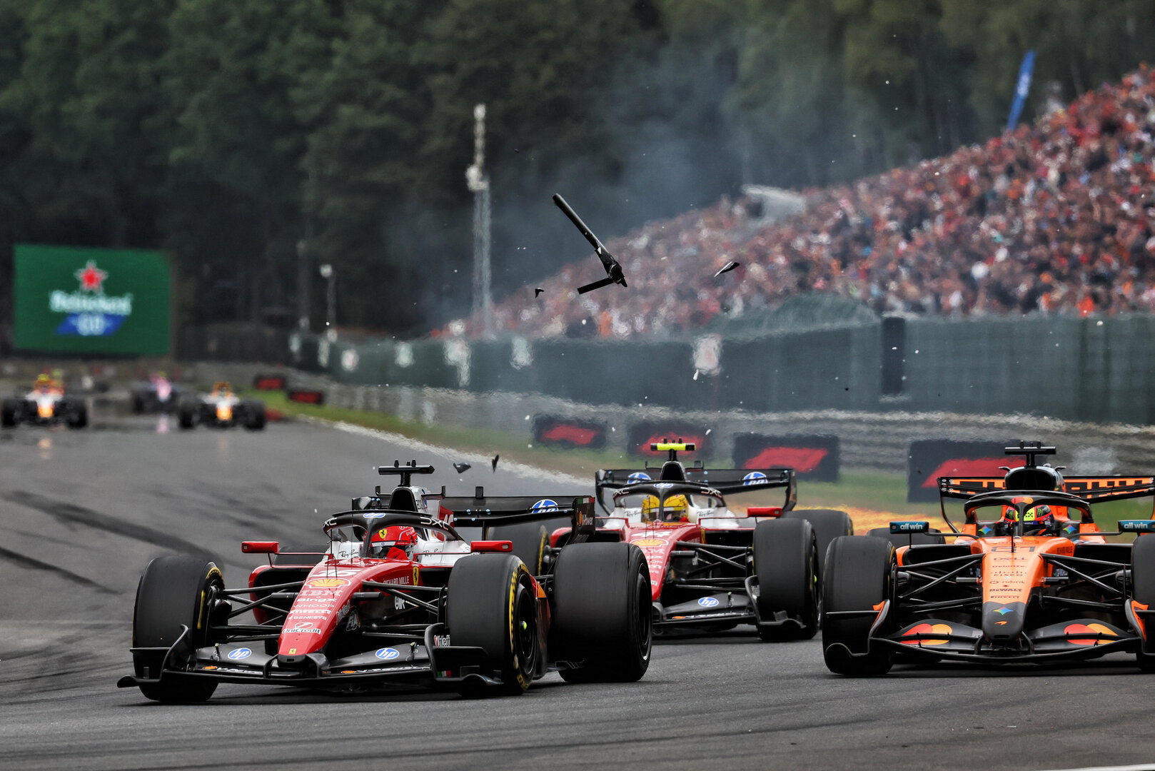 GP BELGIO, Charles Leclerc (MON) Ferrari SF-26 e Oscar Piastri (AUS) McLaren F1 Team MCL40 make contact.
19.07.2026. Formula 1 World Championship, Rd 10, Belgian Grand Prix, Spa Francorchamps, Belgium, Gara Day.
- www.xpbimages.com, EMail: requests@xpbimages.com © Copyright: Patching / XPB Images