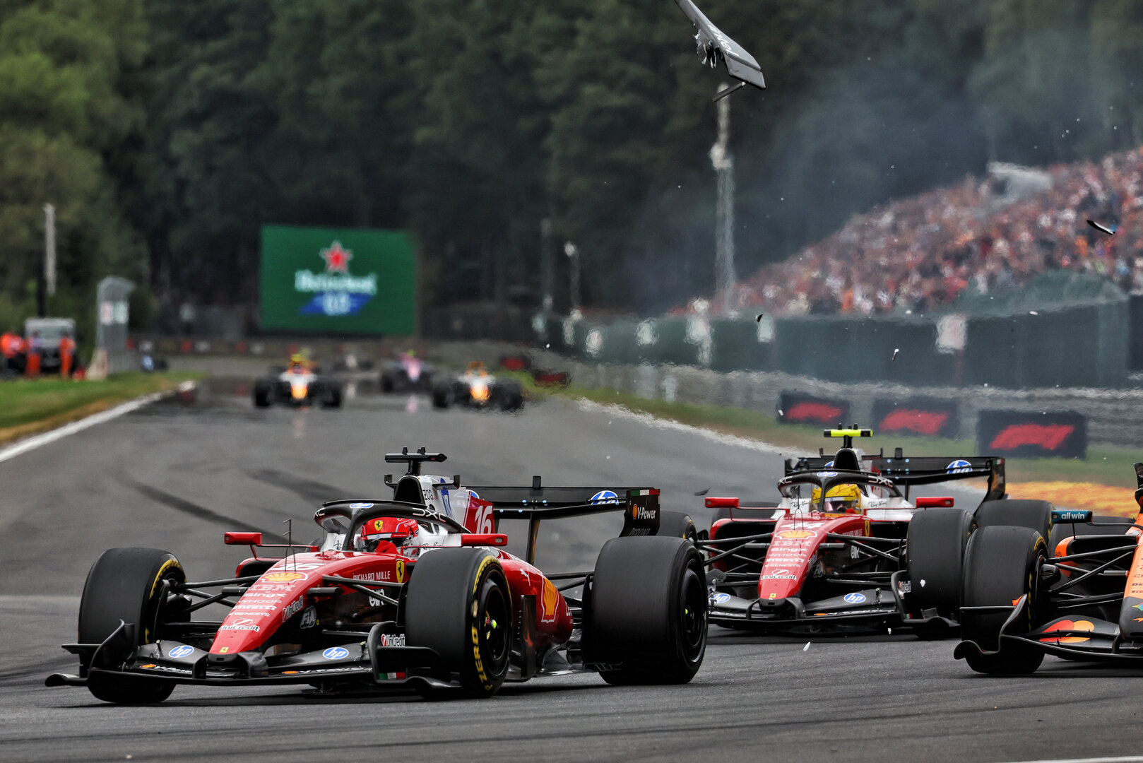 GP BELGIO, Charles Leclerc (MON) Ferrari SF-26 e Oscar Piastri (AUS) McLaren F1 Team MCL40 make contact.
19.07.2026. Formula 1 World Championship, Rd 10, Belgian Grand Prix, Spa Francorchamps, Belgium, Gara Day.
- www.xpbimages.com, EMail: requests@xpbimages.com © Copyright: Patching / XPB Images