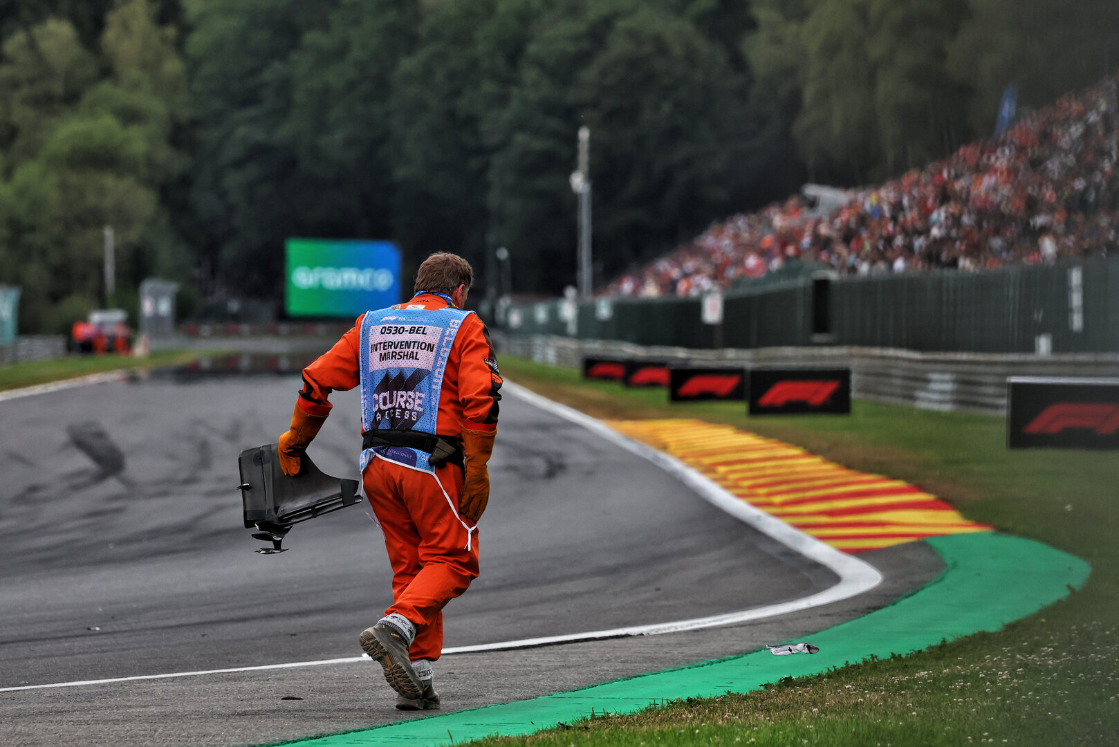 GP BELGIO, A marshal removes debris from the circuit.
19.07.2026. Formula 1 World Championship, Rd 10, Belgian Grand Prix, Spa Francorchamps, Belgium, Gara Day.
 - www.xpbimages.com, EMail: requests@xpbimages.com © Copyright: Patching / XPB Images