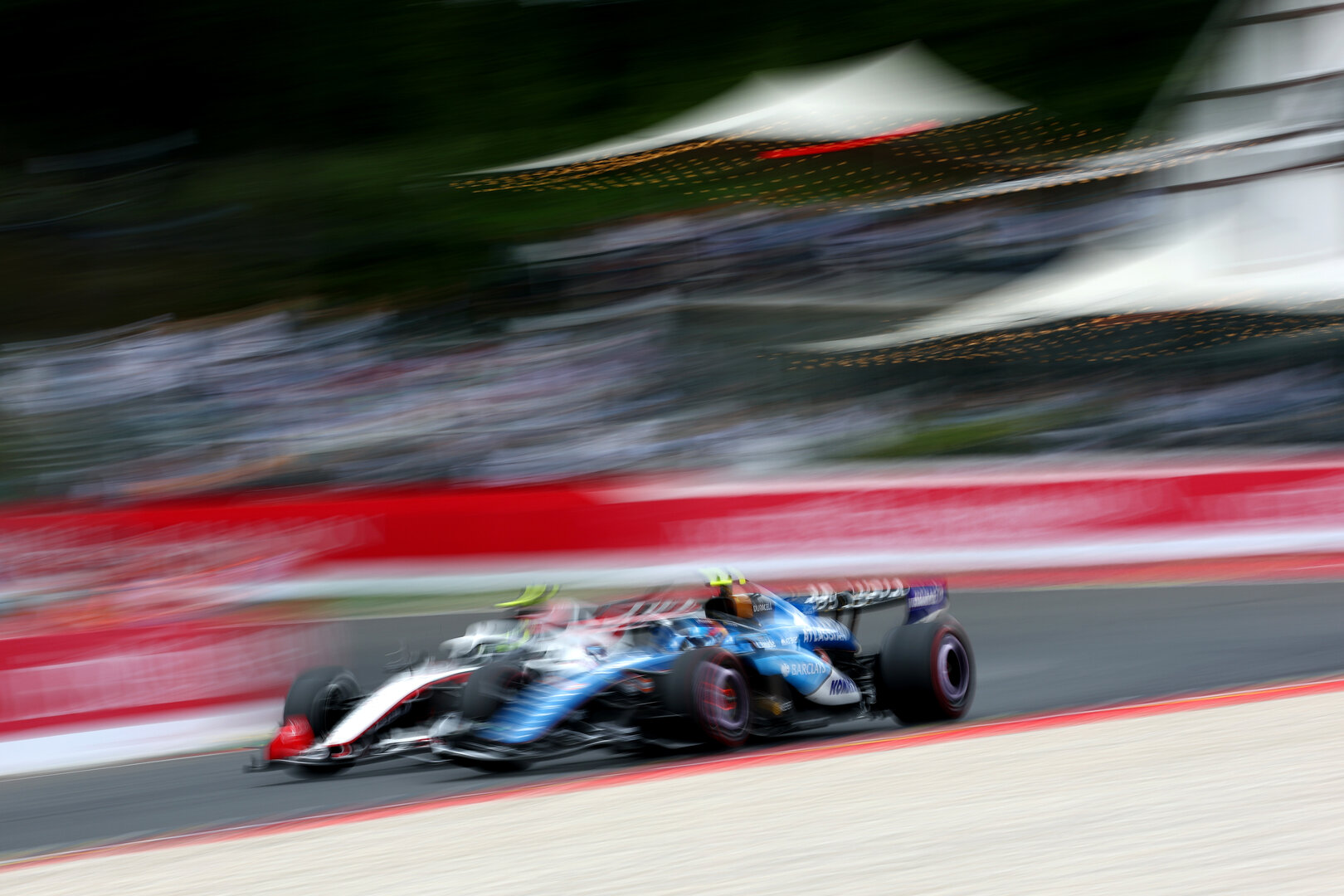 GP BELGIO, Carlos Sainz (ESP) Williams F1 Team FW48 e Oliver Bearman (GBR) Haas F1 Team VF-26.
19.07.2026. Formula 1 World Championship, Rd 10, Belgian Grand Prix, Spa Francorchamps, Belgium, Gara Day.
- www.xpbimages.com, EMail: requests@xpbimages.com © Copyright: Bearne / XPB Images