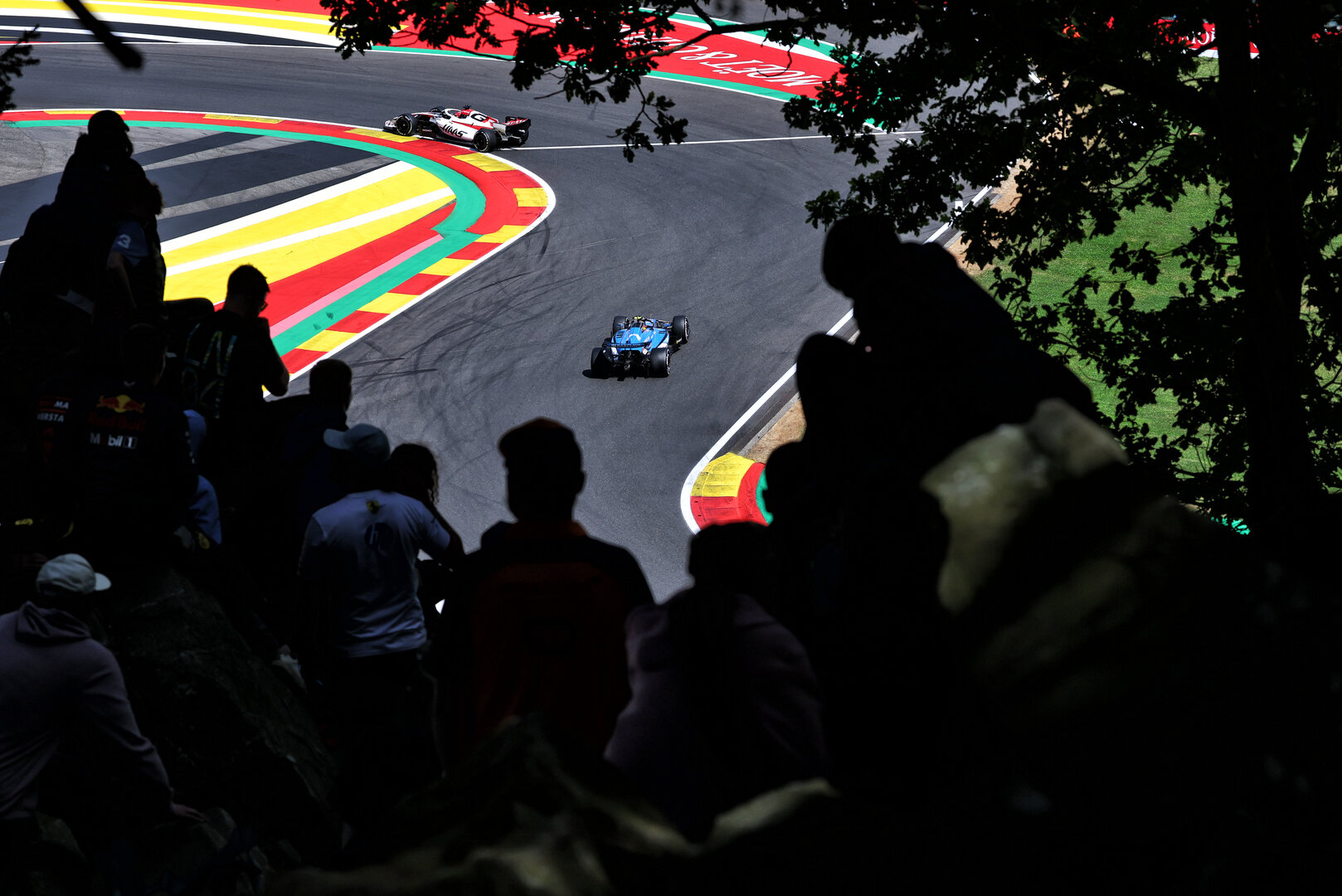 GP BELGIO, Esteban Ocon (FRA) Haas F1 Team VF-26 davanti a Carlos Sainz (ESP) Williams F1 Team FW48.
19.07.2026. Formula 1 World Championship, Rd 10, Belgian Grand Prix, Spa Francorchamps, Belgium, Gara Day.
- www.xpbimages.com, EMail: requests@xpbimages.com © Copyright: Bearne / XPB Images