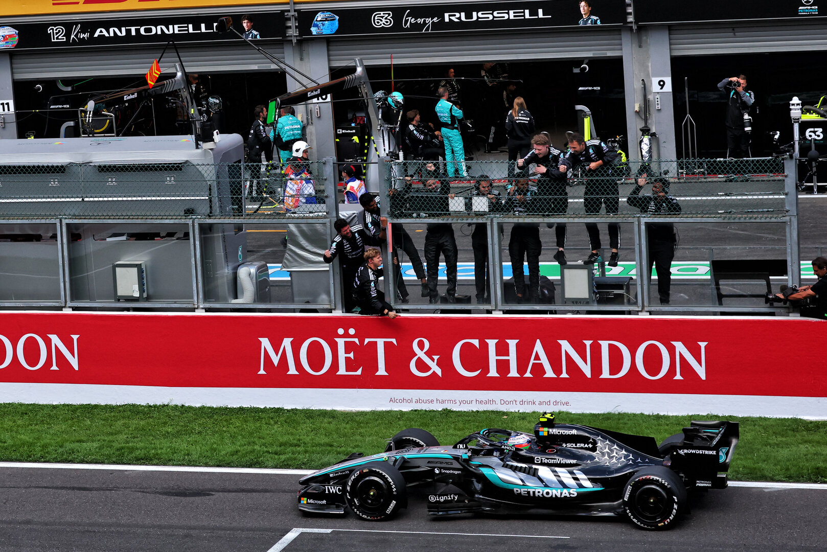 GP BELGIO, Gara winner Andrea Kimi Antonelli (ITA) Mercedes AMG Formula One Team W17 passes the team at the end of the race.
19.07.2026. Formula 1 World Championship, Rd 10, Belgian Grand Prix, Spa Francorchamps, Belgium, Gara Day.
- www.xpbimages.com, EMail: requests@xpbimages.com © Copyright: Bearne / XPB Images
