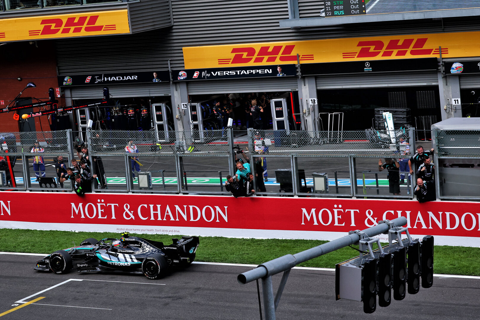 GP BELGIO, Gara winner Andrea Kimi Antonelli (ITA) Mercedes AMG Formula One Team W17 passes the team at the end of the race.
19.07.2026. Formula 1 World Championship, Rd 10, Belgian Grand Prix, Spa Francorchamps, Belgium, Gara Day.
- www.xpbimages.com, EMail: requests@xpbimages.com © Copyright: Bearne / XPB Images