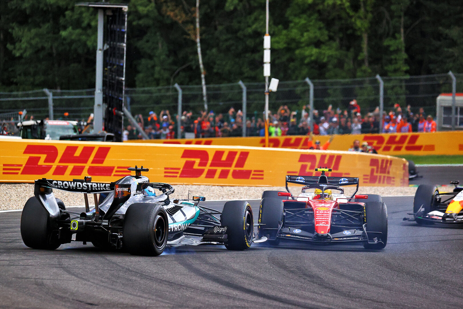 GP BELGIO, George Russell (GBR) Mercedes AMG Formula One Team W17 crashes out at the partenza of the race after contact with Lewis Hamilton (GBR) Ferrari SF-26.
19.07.2026. Formula 1 World Championship, Rd 10, Belgian Grand Prix, Spa Francorchamps, Belgium, Gara Day.
- www.xpbimages.com, EMail: requests@xpbimages.com © Copyright: XPB Images
