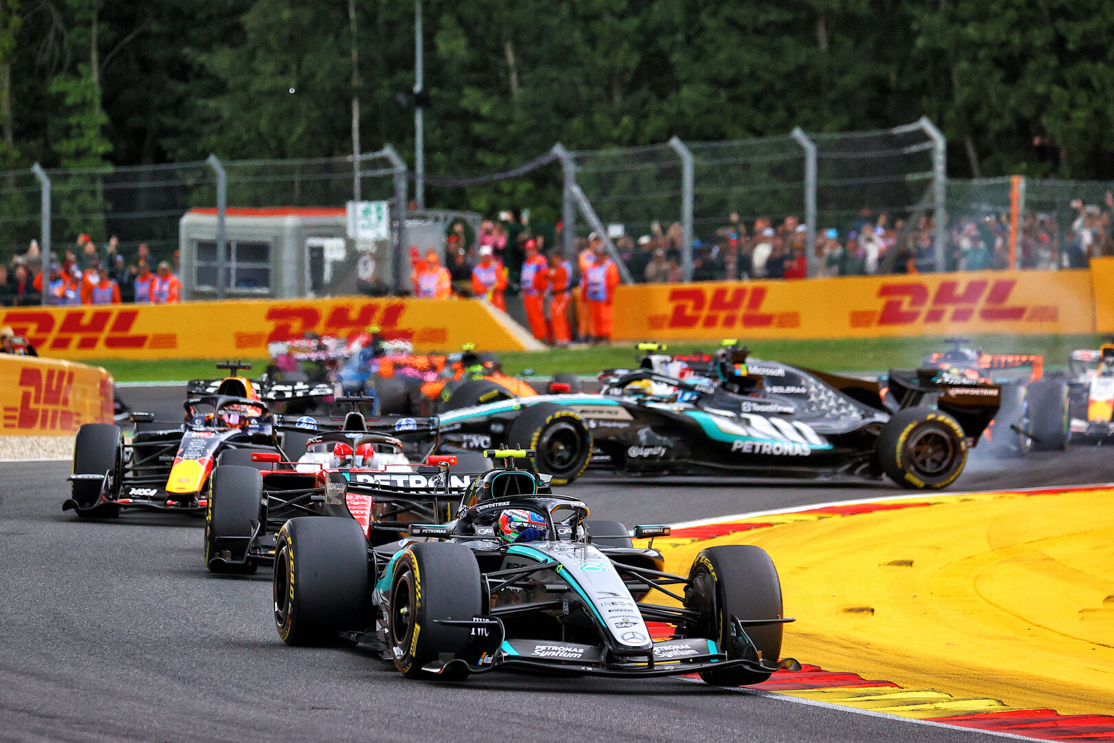 GP BELGIO, Andrea Kimi Antonelli (ITA) Mercedes AMG Formula One Team W17 davanti a as George Russell (GBR) Mercedes AMG Formula One Team W17 crashes out at the partenza of the race.
19.07.2026. Formula 1 World Championship, Rd 10, Belgian Grand Prix, Spa Francorchamps, Belgium, Gara Day.
- www.xpbimages.com, EMail: requests@xpbimages.com © Copyright: XPB Images