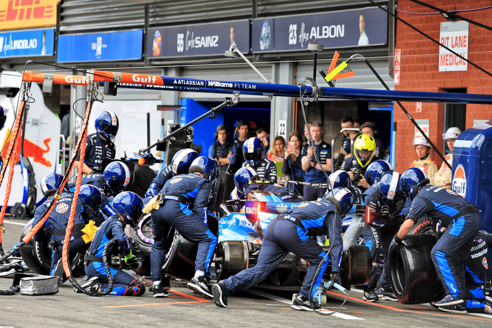 GP BELGIO, Carlos Sainz (ESP) Williams F1 Team FW48 makes a pit stop.
19.07.2026. Formula 1 World Championship, Rd 10, Belgian Grand Prix, Spa Francorchamps, Belgium, Gara Day.
- www.xpbimages.com, EMail: requests@xpbimages.com © Copyright: XPB Images