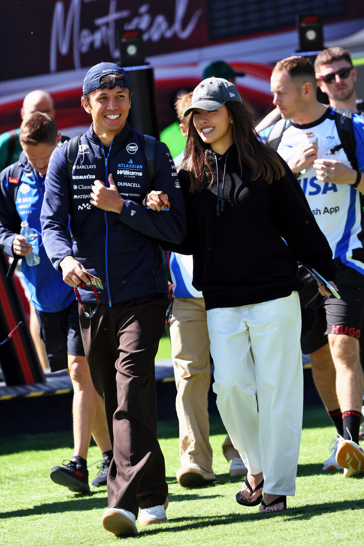 GP CANADA, (L to R): Alexander Albon (THA) Williams F1 Team with Domenica Muni Lily He (CHN) Professional Golfer.
22.05.2026. Formula 1 World Championship, Rd 5, Canadian Grand Prix, Montreal, Canada, Sprint Qualifiche Day.
- www.xpbimages.com, EMail: requests@xpbimages.com © Copyright: Bearne / XPB Images