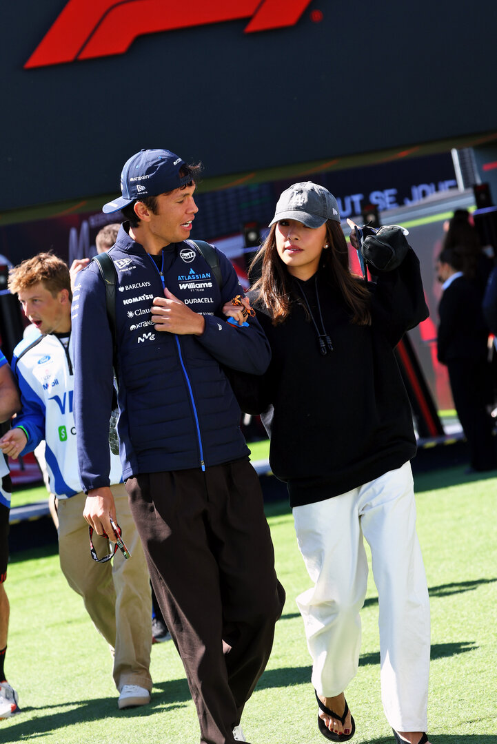 GP CANADA, (L to R): Alexander Albon (THA) Williams F1 Team with Domenica Muni Lily He (CHN) Professional Golfer.
22.05.2026. Formula 1 World Championship, Rd 5, Canadian Grand Prix, Montreal, Canada, Sprint Qualifiche Day.
- www.xpbimages.com, EMail: requests@xpbimages.com © Copyright: Bearne / XPB Images