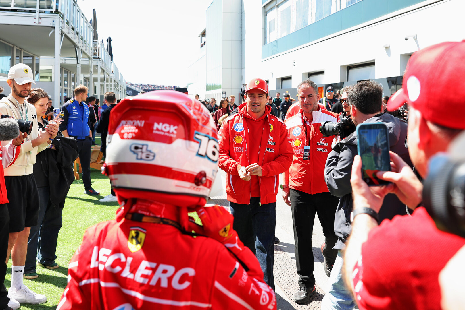 GP CANADA, Charles Leclerc (MON) Ferrari with a young fan.
22.05.2026. Formula 1 World Championship, Rd 5, Canadian Grand Prix, Montreal, Canada, Sprint Qualifiche Day.
- www.xpbimages.com, EMail: requests@xpbimages.com © Copyright: Bearne / XPB Images