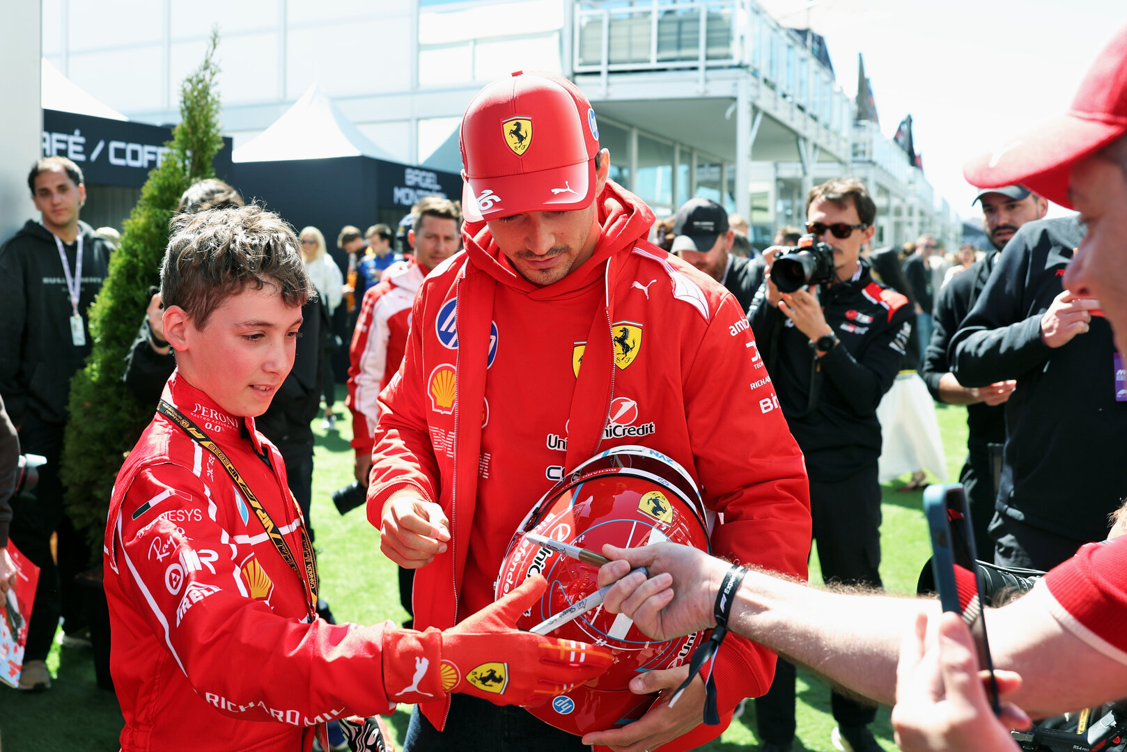 GP CANADA, Charles Leclerc (MON) Ferrari with a young fan.
22.05.2026. Formula 1 World Championship, Rd 5, Canadian Grand Prix, Montreal, Canada, Sprint Qualifiche Day.
- www.xpbimages.com, EMail: requests@xpbimages.com © Copyright: Bearne / XPB Images