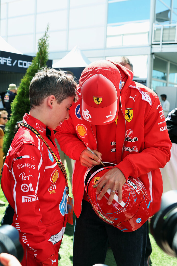 GP CANADA, Charles Leclerc (MON) Ferrari with a young fan.
22.05.2026. Formula 1 World Championship, Rd 5, Canadian Grand Prix, Montreal, Canada, Sprint Qualifiche Day.
- www.xpbimages.com, EMail: requests@xpbimages.com © Copyright: Bearne / XPB Images