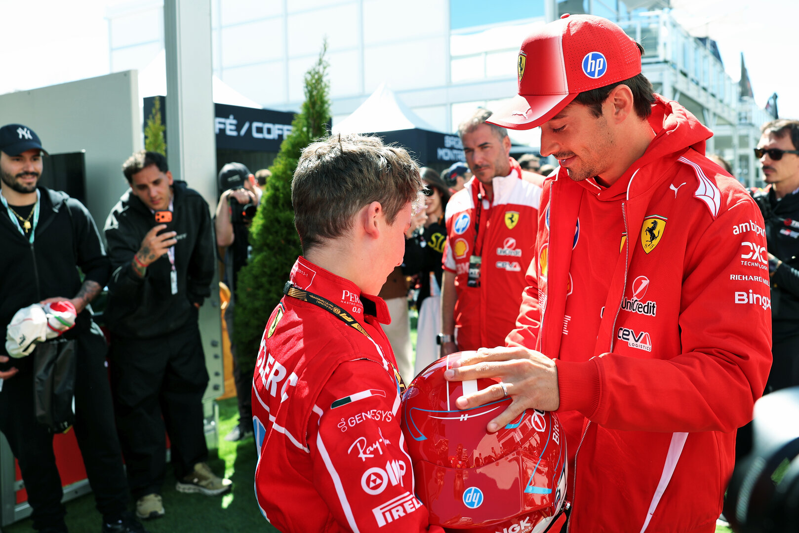 GP CANADA, Charles Leclerc (MON) Ferrari with a young fan.
22.05.2026. Formula 1 World Championship, Rd 5, Canadian Grand Prix, Montreal, Canada, Sprint Qualifiche Day.
- www.xpbimages.com, EMail: requests@xpbimages.com © Copyright: Bearne / XPB Images