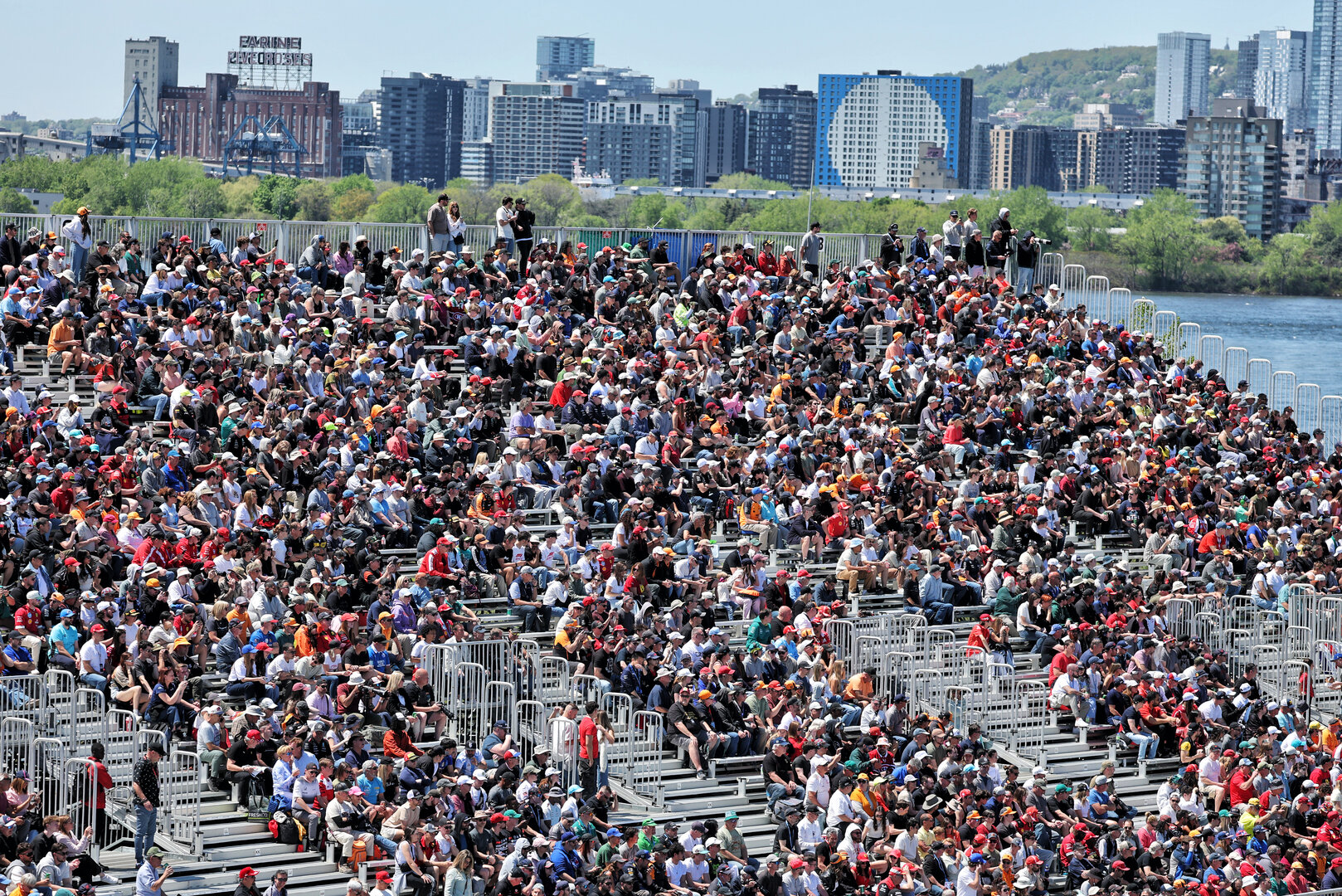 GP CANADA, Circuit Atmosfera - fans in the grandstand.
22.05.2026. Formula 1 World Championship, Rd 5, Canadian Grand Prix, Montreal, Canada, Sprint Qualifiche Day.
- www.xpbimages.com, EMail: requests@xpbimages.com © Copyright: Moy / XPB Images