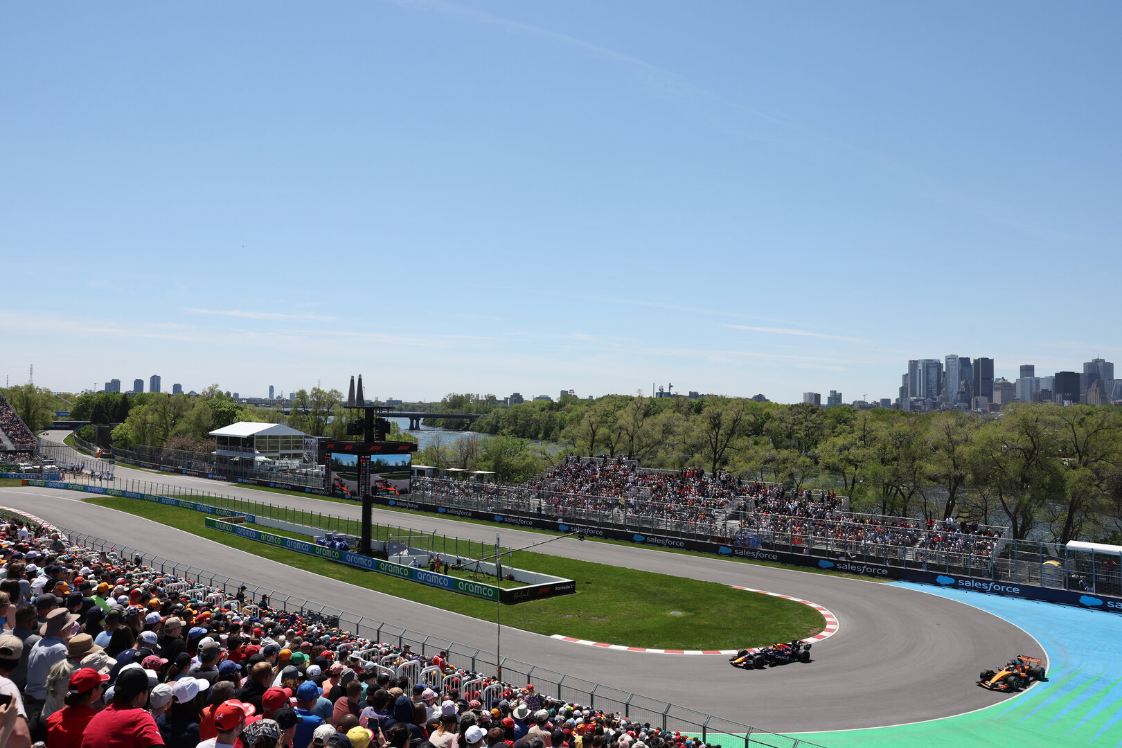 GP CANADA, Max Verstappen (NLD) Red Bull Racing RB22 e Oscar Piastri (AUS) McLaren F1 Team MCL40.
22.05.2026. Formula 1 World Championship, Rd 5, Canadian Grand Prix, Montreal, Canada, Sprint Qualifiche Day.
- www.xpbimages.com, EMail: requests@xpbimages.com © Copyright: Bearne / XPB Images