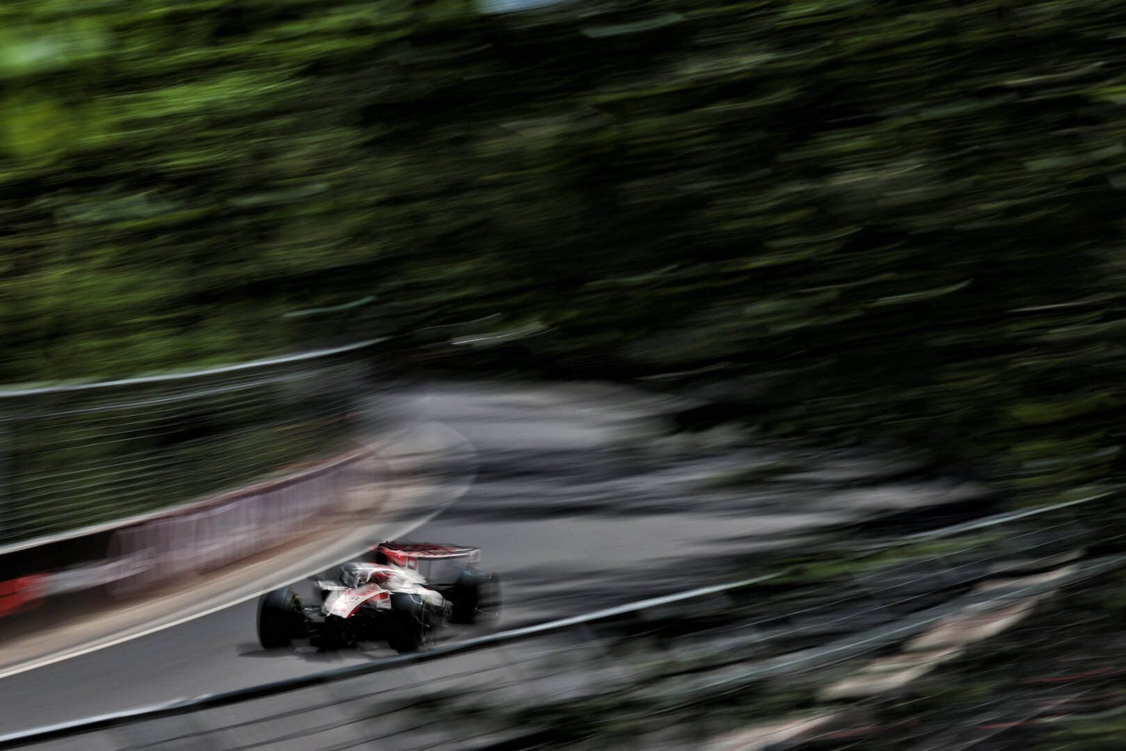 GP CANADA, Esteban Ocon (FRA) Haas F1 Team VF-26 with a broken front wing.
22.05.2026. Formula 1 World Championship, Rd 5, Canadian Grand Prix, Montreal, Canada, Sprint Qualifiche Day.
 - www.xpbimages.com, EMail: requests@xpbimages.com © Copyright: Dunbar / XPB Images
