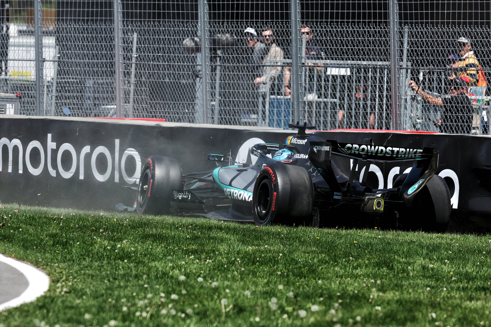 GP CANADA, George Russell (GBR) Mercedes AMG Formula One Team W17 spins in the practice session.
22.05.2026. Formula 1 World Championship, Rd 5, Canadian Grand Prix, Montreal, Canada, Sprint Qualifiche Day.
- www.xpbimages.com, EMail: requests@xpbimages.com © Copyright: Charniaux / XPB Images