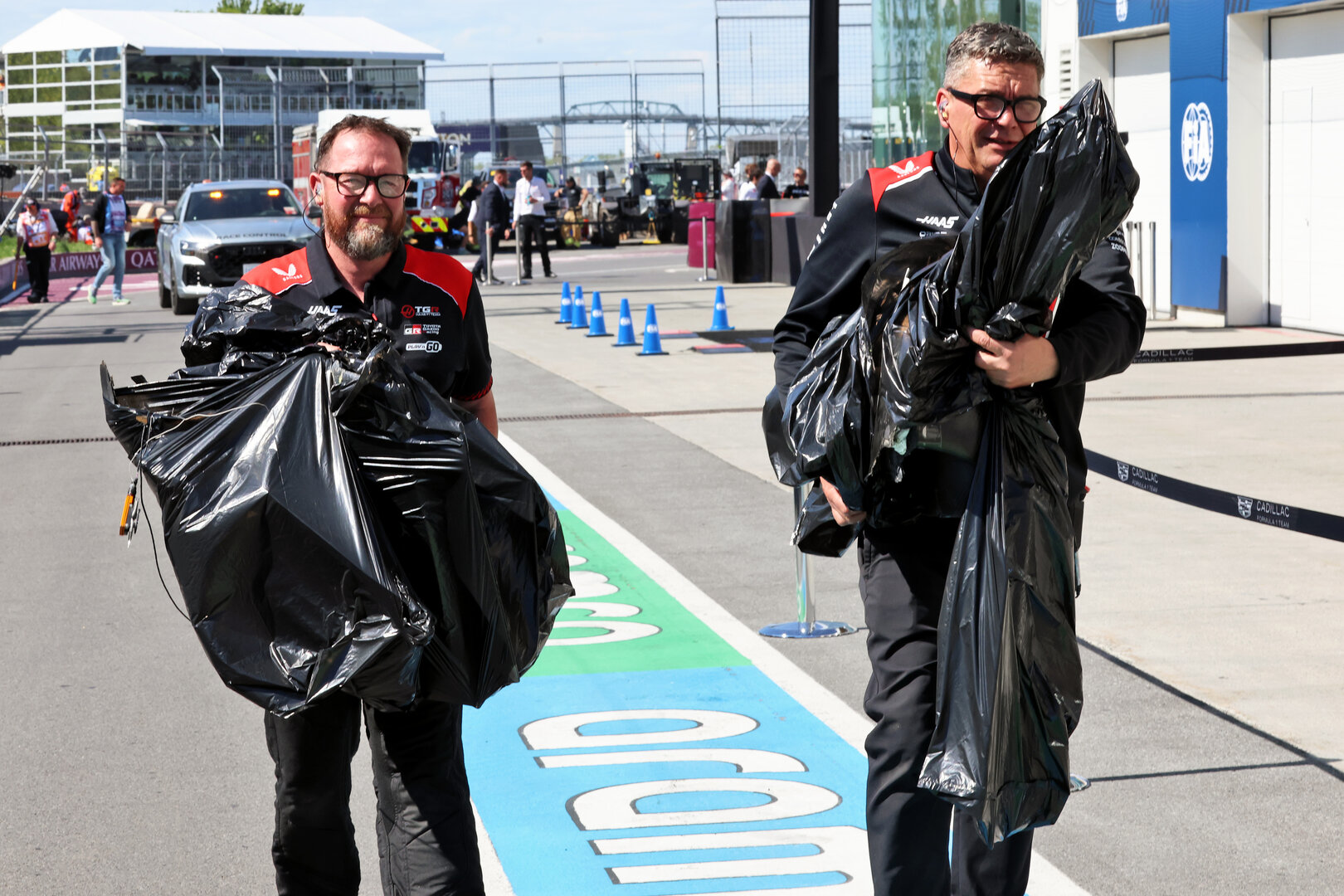GP CANADA, Bits of the Haas F1 Team VF-26 of Esteban Ocon (FRA) Haas F1 Team are returned back to the pits by meccanici.
22.05.2026. Formula 1 World Championship, Rd 5, Canadian Grand Prix, Montreal, Canada, Sprint Qualifiche Day.
- www.xpbimages.com, EMail: requests@xpbimages.com © Copyright: Batchelor / XPB Images