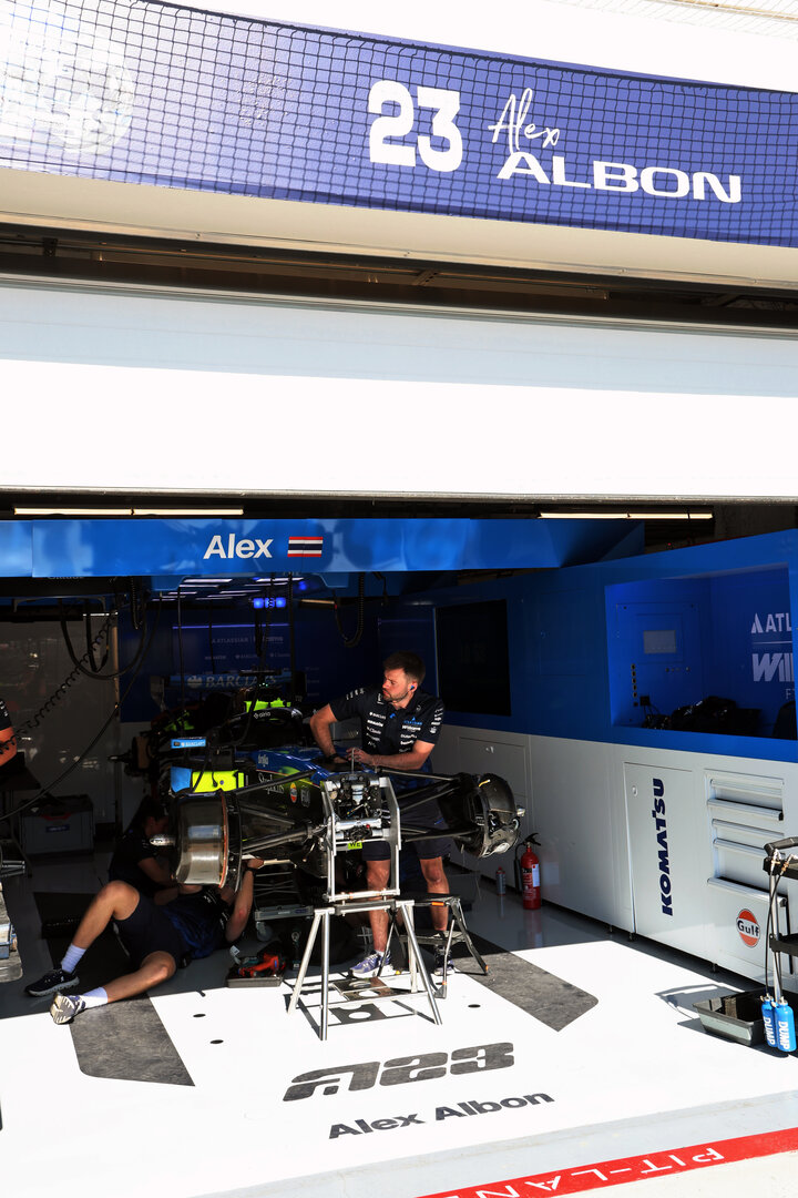 GP CANADA, The Williams F1 Team FW48 of Alexander Albon (THA) is worked on by meccanici.
22.05.2026. Formula 1 World Championship, Rd 5, Canadian Grand Prix, Montreal, Canada, Sprint Qualifiche Day.
- www.xpbimages.com, EMail: requests@xpbimages.com © Copyright: Batchelor / XPB Images