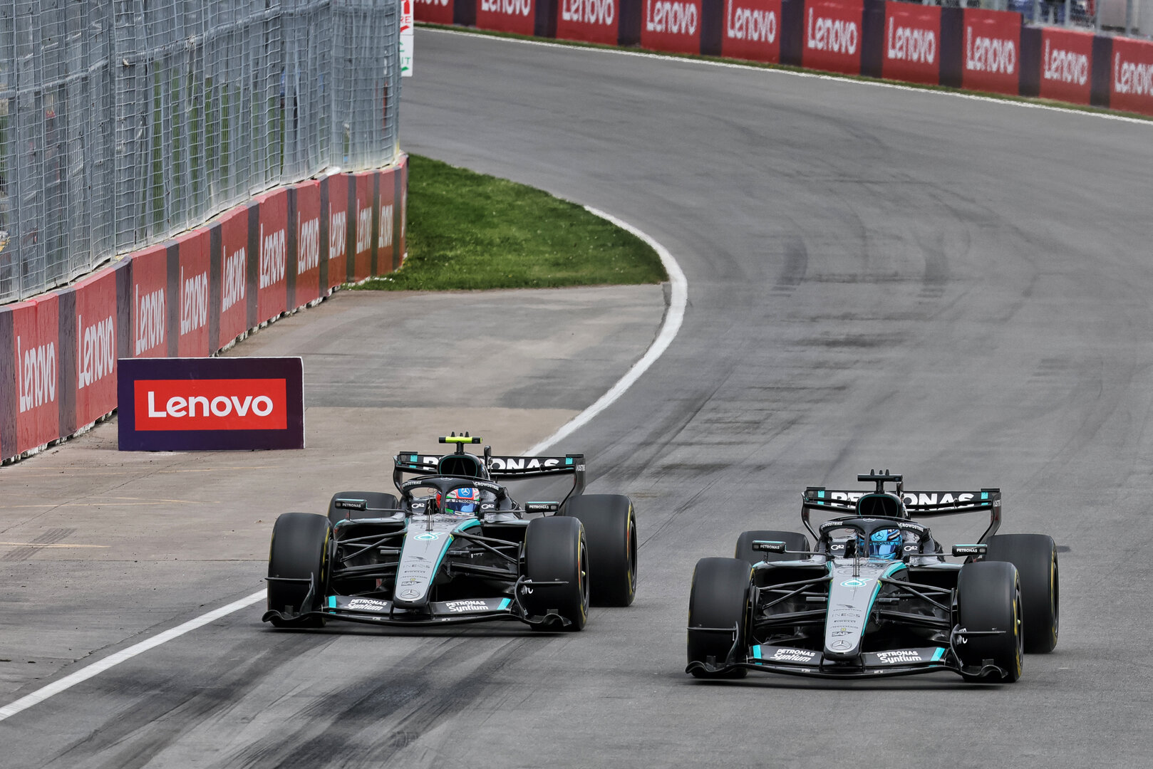 GP CANADA, George Russell (GBR) Mercedes AMG Formula One Team W17 e Andrea Kimi Antonelli (ITA) Mercedes AMG Formula One Team W17 battle for the lead of the Sprint race.
23.05.2026. Formula 1 World Championship, Rd 5, Canadian Grand Prix, Montreal, Canada, Sprint e Qualifiche Day.
- www.xpbimages.com, EMail: requests@xpbimages.com © Copyright: Moy / XPB Images