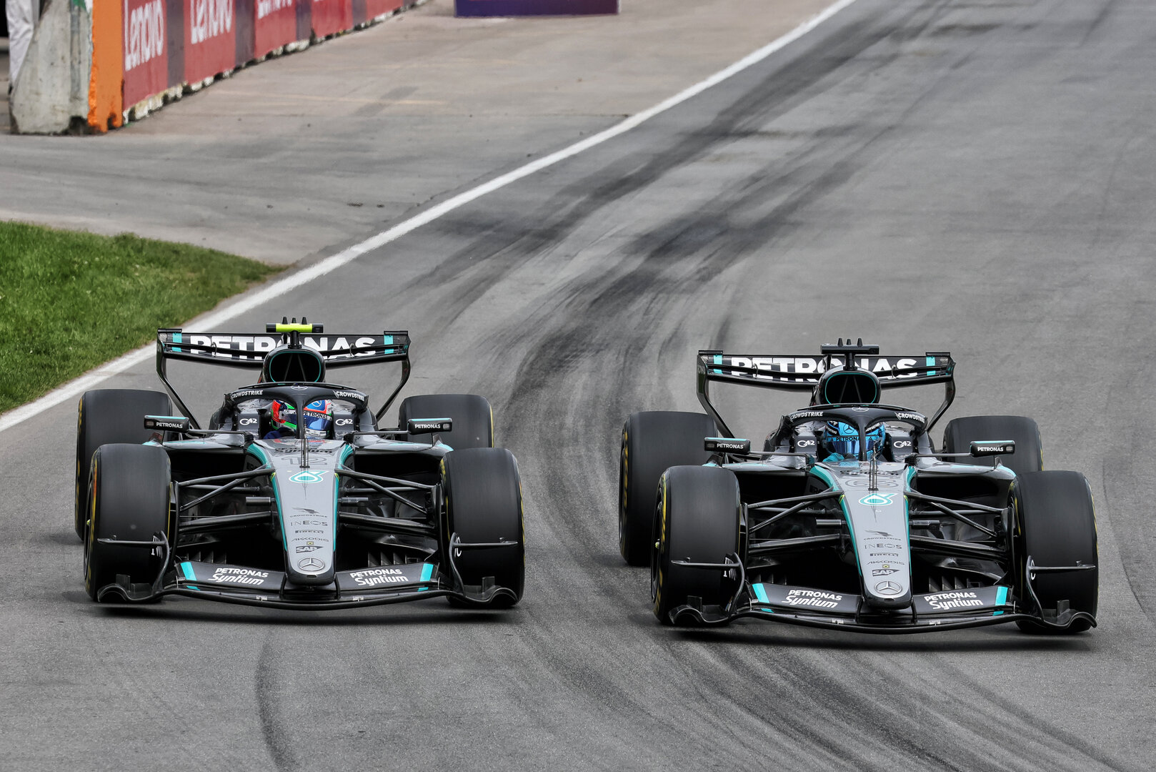 GP CANADA, George Russell (GBR) Mercedes AMG Formula One Team W17 e Andrea Kimi Antonelli (ITA) Mercedes AMG Formula One Team W17 battle for the lead of the Sprint race.
23.05.2026. Formula 1 World Championship, Rd 5, Canadian Grand Prix, Montreal, Canada, Sprint e Qualifiche Day.
- www.xpbimages.com, EMail: requests@xpbimages.com © Copyright: Moy / XPB Images