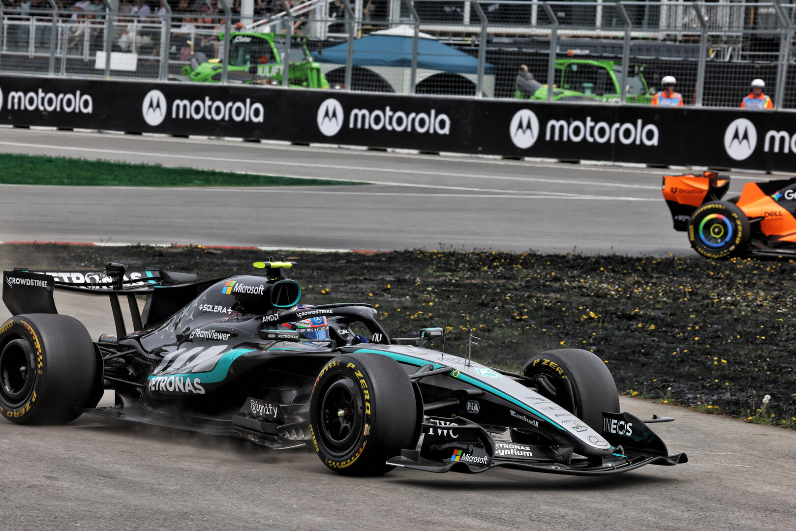GP CANADA, Andrea Kimi Antonelli (ITA) Mercedes AMG Formula One Team W17 e Lewis Hamilton (GBR) Ferrari SF-26 battle for position.
23.05.2026. Formula 1 World Championship, Rd 5, Canadian Grand Prix, Montreal, Canada, Sprint e Qualifiche Day.
 - www.xpbimages.com, EMail: requests@xpbimages.com © Copyright: Dunbar / XPB Images